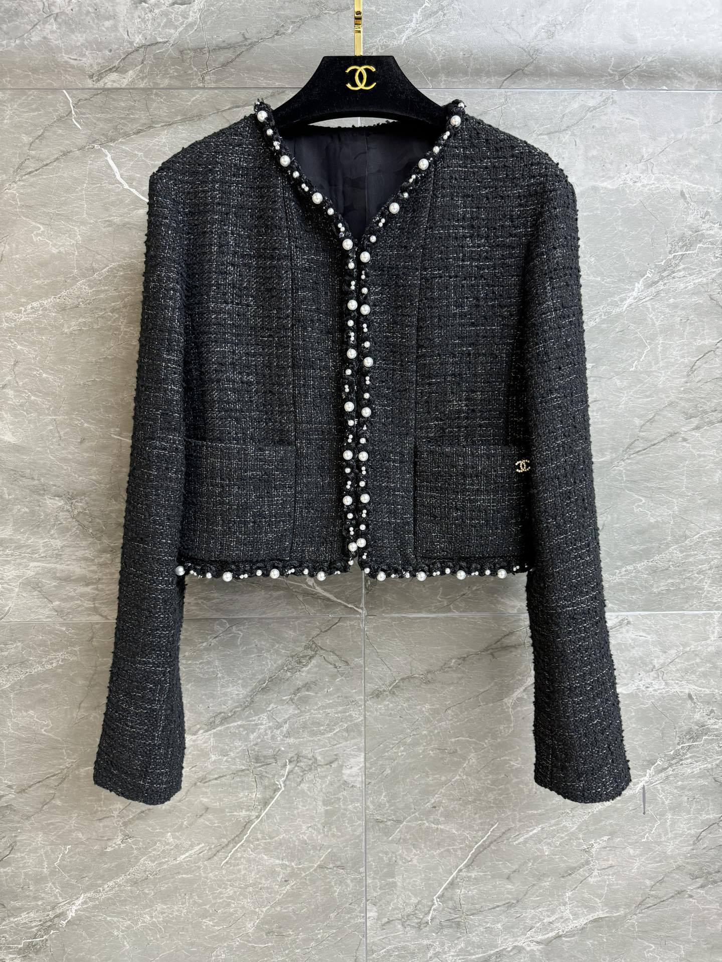 NO:318430,New spring and summer models are available!  Xiangjia Pearl Piping Jacket 2025 Spring and Summer Preview Series Temperament V-neck Neck Pearl Piping Design Exquisite Elegant and High-end Custom Pearl Logo Button Custom Twill Fabric Short Style Slim and Temperament Full Trademark Size SML, Chanel, Jackets & Coats, Alexander Wang19860909春夏新款上新啦！ 香家珍珠滚边外套 2025春夏预告系列 气质V领领口 珍珠滚边设计 精致优雅高级 定制珍珠logo纽扣 定制斜纹软呢面料 短款版型 上身显瘦又气质 商标齐全 尺码SML,,chanel,jackets & coats,alexander wang,Women's clothing