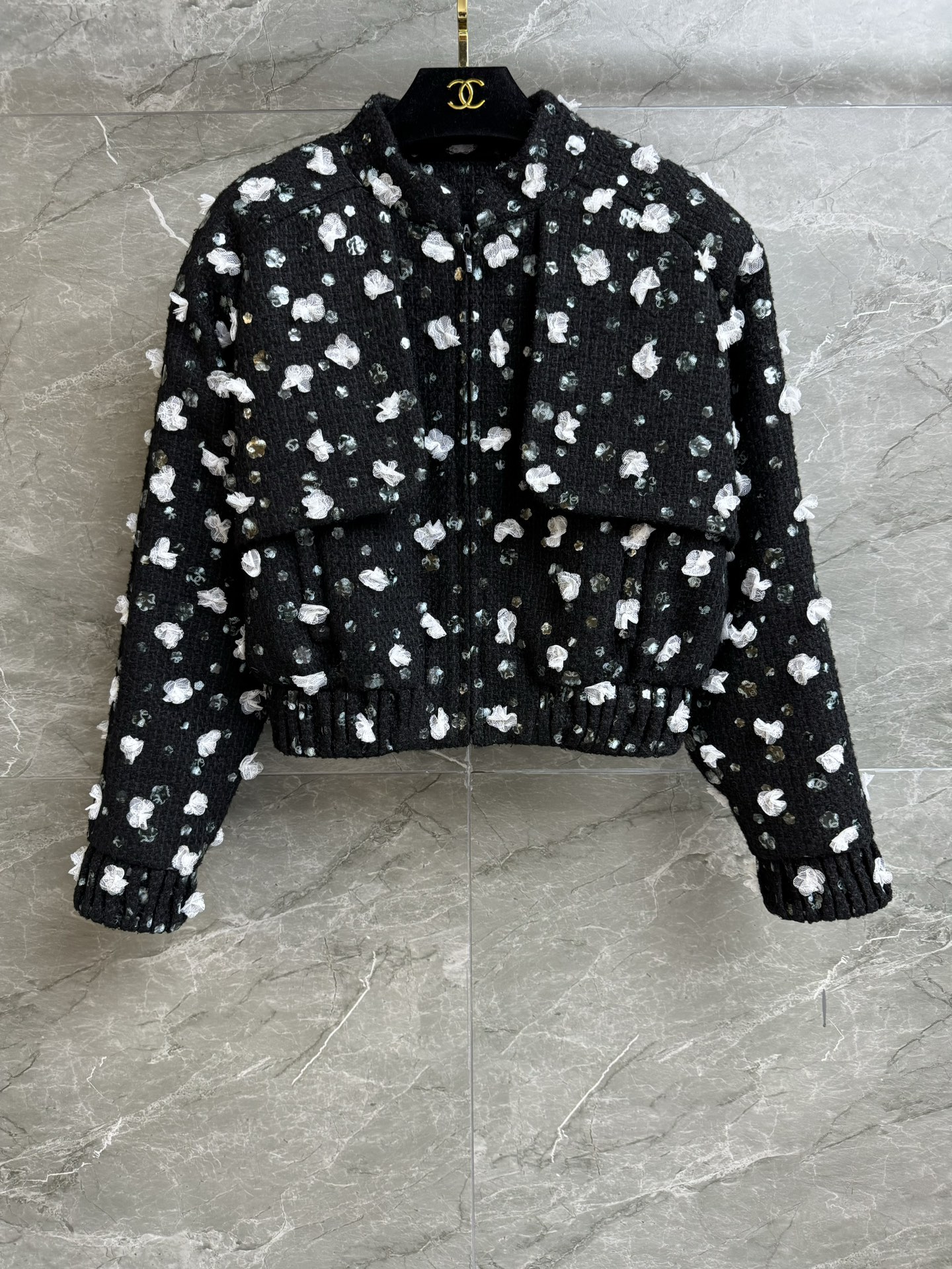 NO:318428,The higher version is shipped!  Xiangjia lace applique jacket Autumn and winter preview series Stand-collar zipper design Hand-sewn lace flowers Heavy industry logo patch embellishment Exquisite and elegant Custom tweed fabric Silk lining Loose style Top body looks slim and elegant Full trademark Size SML, Chanel, Jackets & coats, real silk, alexander wang19860909高版本出货啦！ 香家蕾丝贴花外套 秋冬预告系列 立领拉链设计 手工缝制蕾丝花朵 重工logo贴片点缀 精致优雅高级 定制斜纹软呢面料 真丝里衬 宽松版型 上身显瘦又气质 商标齐全 尺码SML,,chanel,jackets & coats,real silk,alexander wang,Women's clothing