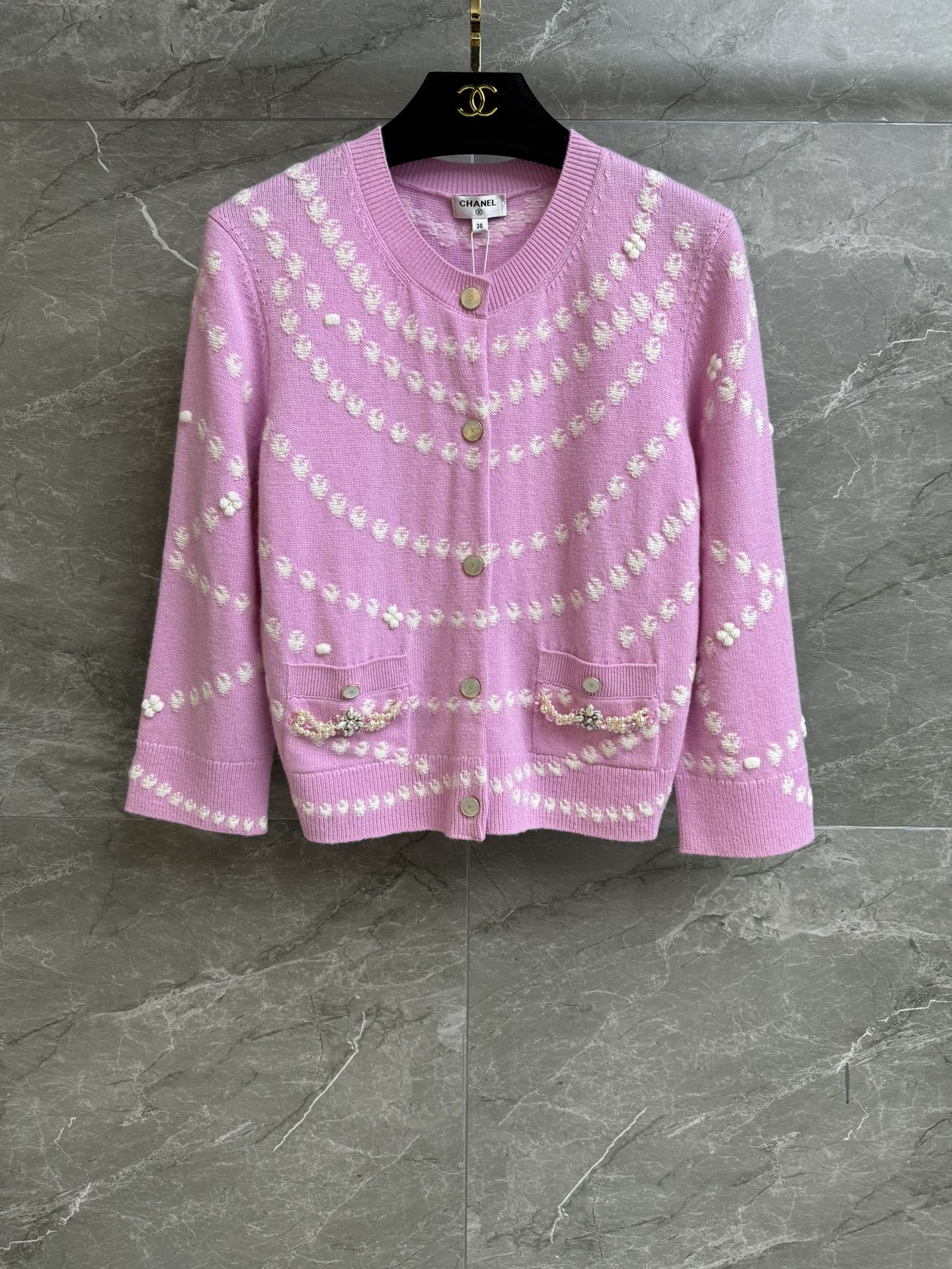 NO:318424,High-end version shipped Xiangjia pink pocket beaded cardigan 2025 spring and summer preview series Round neckline ribbed neckline pearl chain jacquard pattern Heavy industry bow nail beaded pockets Gentle and high-end cashmere knitted fabric soft and comfortable slim fit style upper body slim and temperament Full trademarks Equipped with cloth bag Size SML, Chanel, alexander wang19860909高版本出货啦 香家粉色口袋钉珠开衫 2025春夏预告系列 圆领罗纹领口 珍珠链条提花图案 重工蝴蝶结钉珠点缀口袋 温柔高级 羊绒针织面料 柔软舒适 修身版型 上身显瘦又气质 商标齐全 配有布袋 尺码SML,,chanel,alexander wang,Women's clothing