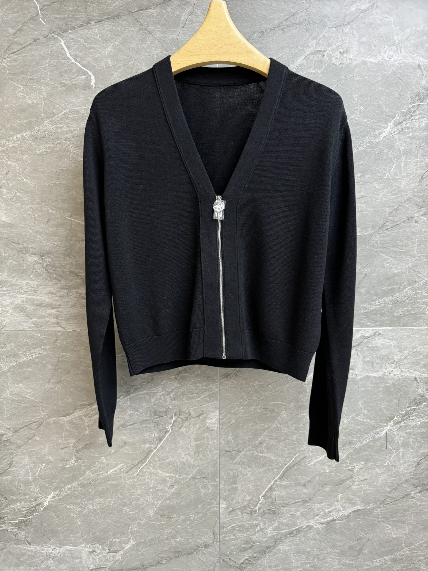 NO:318422,New spring and summer models are available. H home V-neck zipper cardigan. 2025 spring and summer series. V-neck zipper design. Exquisite pendant decoration. Minimalist and high-end. Mulberry silk-blend fabric. Cool and breathable. Short style. Slim and temperament on the upper body. Full trademark. Size SML,,alexander wang.19860909春夏新款上新啦 H家V领拉链开衫 2025春夏系列 V领拉链设计 精致吊坠装饰 极简高级 桑蚕丝混纺面料 质感冰凉透气 短款版型 上身显瘦又气质 商标齐全 尺码SML,,alexander wang,Women's clothing