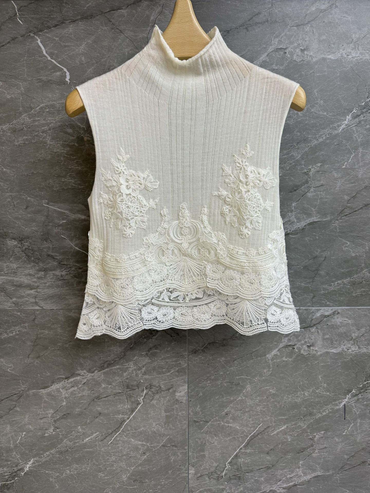 NO:318420,New early spring models are available!  ES lace splicing knitted vest 2025 early spring series turtle neck collar design Heavy industry water-soluble lace embroidery splicing French romantic and elegant exudes charming charm Wool knitted fabric comfortable and skin-friendly elastic slim fit style upper body slim and temperament Size 38/40/42,,alexander wang19860909早春新款上新啦！ ES蕾丝拼接针织背心 2025早春系列 高领领口设计 重工水溶蕾丝刺绣拼接 法式浪漫优雅 散发迷人的魅力 羊毛针织面料 舒适亲肤 弹力修身版型 上身显瘦又气质 尺码38/40/42,,alexander wang,Women's clothing