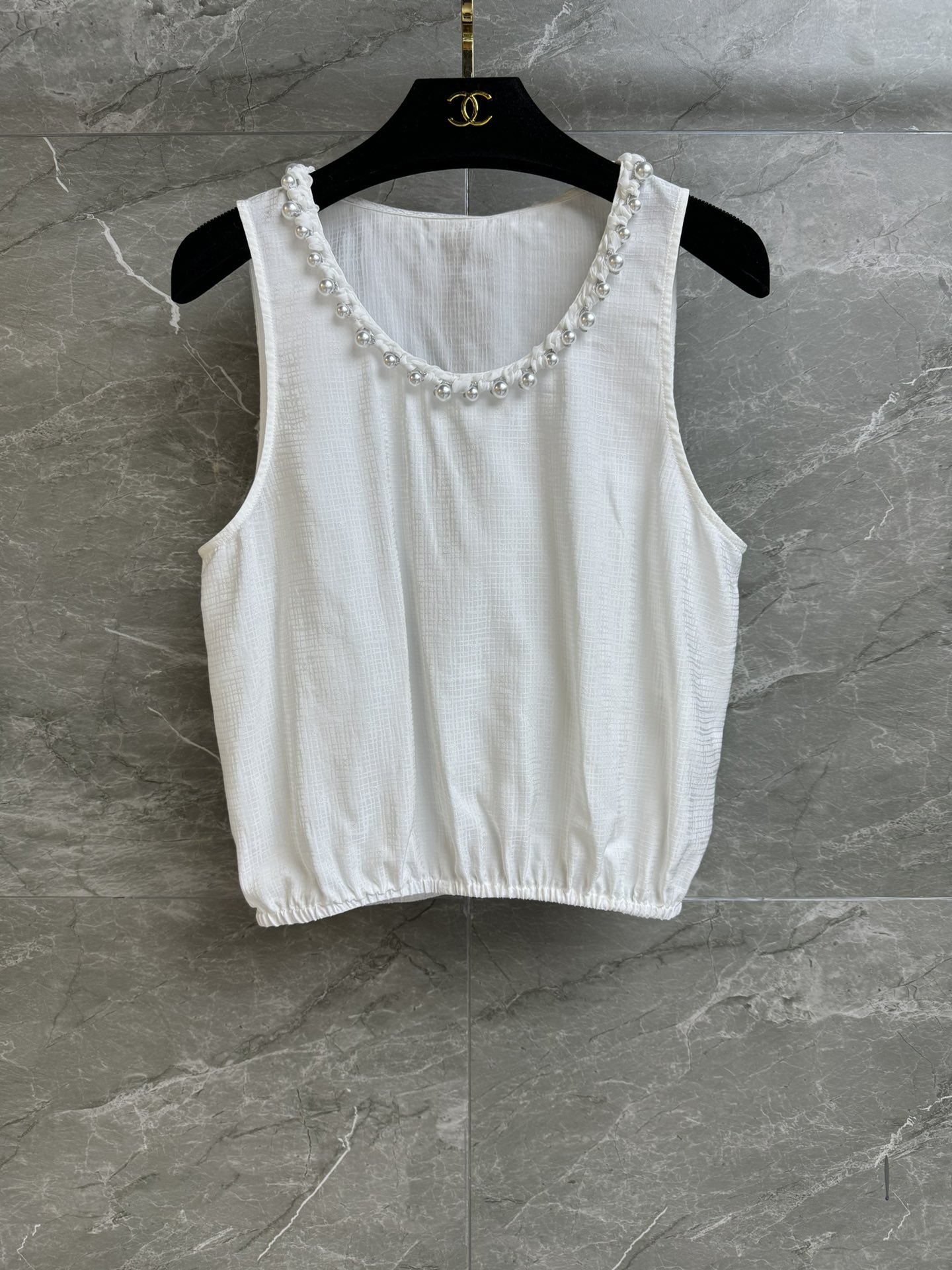 NO:318418,New early spring style is available. Xiangjia pearl collar sleeveless top 2025 early spring preview series. Round neck sleeveless design. Pearl beaded embellishment collar. Double C dark pattern jacquard pattern. Elegant and exquisite. Custom silk cotton blended fabric. Comfortable and breathable. Normal style. Slim and airy upper body. Full trademark. Size SML, chanel, alexander wang.19860909早春新款上新啦 香家珍珠领无袖上衣 2025早春预告系列 圆领无袖设计 珍珠串珠点缀领口 双C暗纹提花图案 优雅精致 定制丝棉混纺面料 舒适透气 正常版型 上身显瘦又气 商标齐全 尺码SML,,chanel,alexander wang,Women's clothing