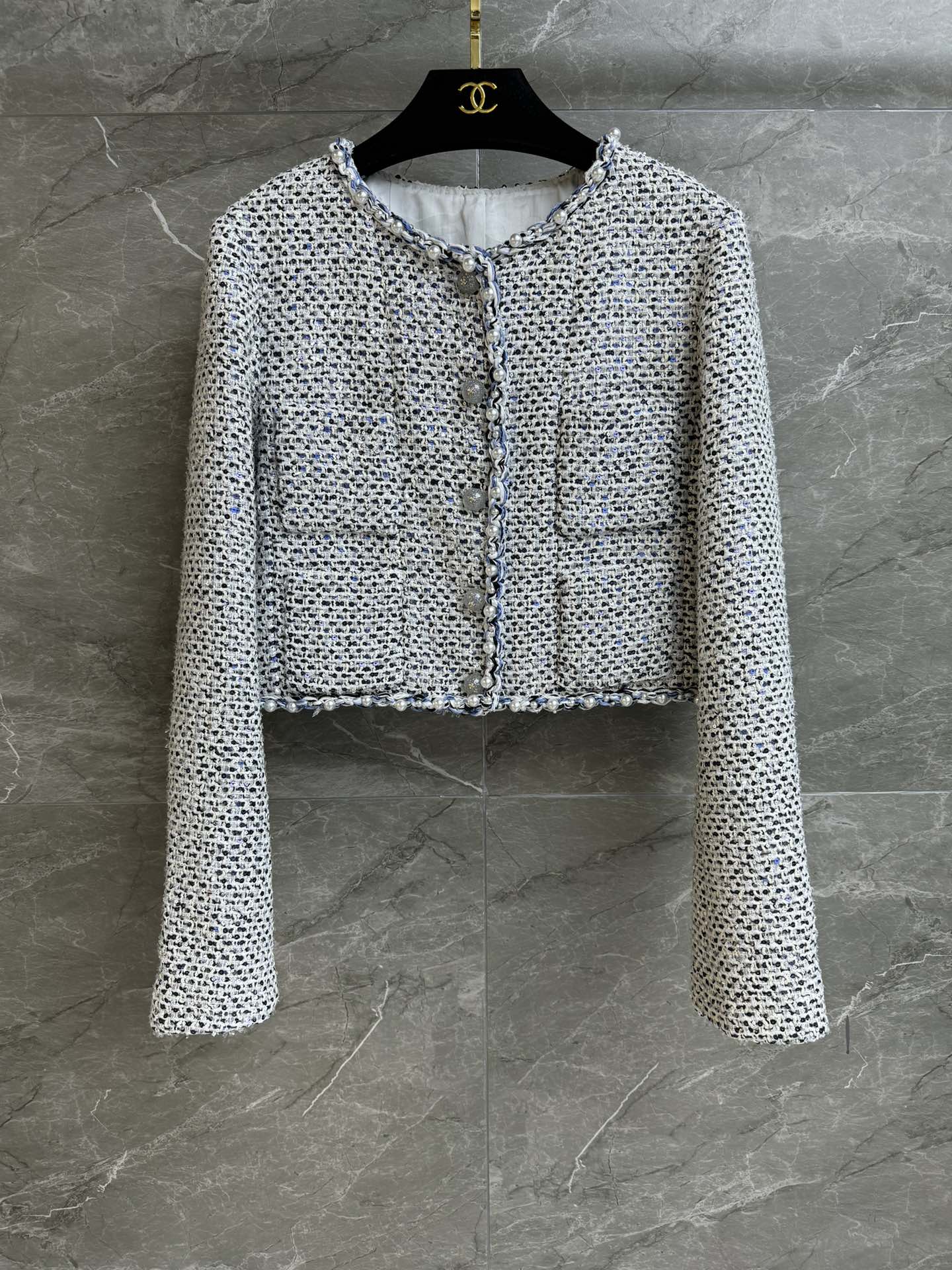 NO:318433,New spring and summer models are available. Xiangjia pearl sequin jacket. 2025 spring and summer trailer series. Round neck single-breasted design. Pearl piping embellishment. Exquisite and elegant. Blue and white sequin interspersed. Cold and high-end color matching. Custom tweed fabric. Silk lining. Short style. Slim and temperament. Full trademark. Size SML, chanel, jackets & coats. Real silk, alexander wang.19860909春夏新款上新啦 香家珍珠亮片外套 2025春夏预告系列 圆领单排扣设计 珍珠滚边点缀 精致优雅 蓝白亮片穿插 配色清冷高级 定制斜纹软呢面料 真丝里衬 短款版型 上身显瘦又气质 商标齐全 尺码SML,,chanel,jackets & coats,real silk,alexander wang,Women's clothing