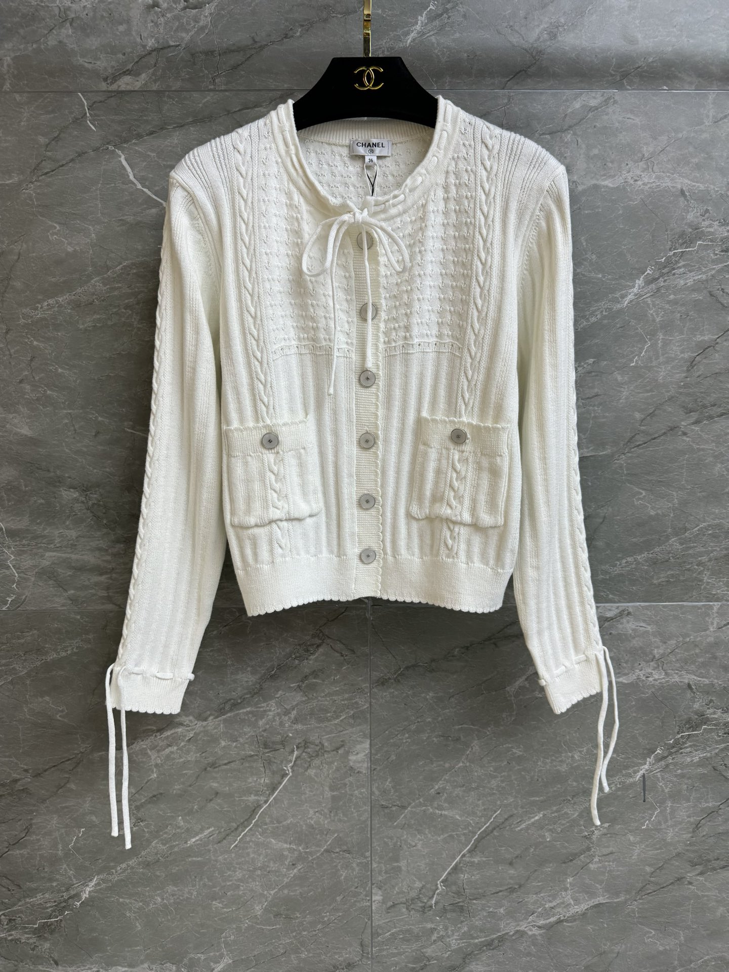 NO:318431,New early spring models are shipped. Xiangjia lace-up knitted cardigan. 2025 early spring vacation series. Drawstring lace-up design. Three-dimensional twist knitted pattern. Age-reducing fashionable and advanced. Cotton knitted fabric. Soft and comfortable. Normal style. Slim and temperament on the upper body. Full trademark. Size SML, chanel, alexander wang.19860909早春新款出货啦 香家系带针织开衫 2025早春度假系列 抽绳系带设计 立体麻花编织花纹 减龄时髦高级 棉质针织面料 柔软舒适 正常版型 上身显瘦又气质 商标齐全 尺码SML,,chanel,alexander wang,Women's clothing