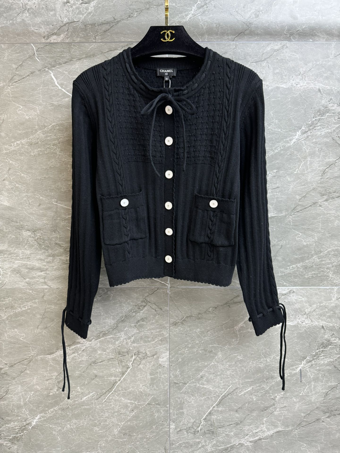 NO:331645,New early spring models are shipped. Xiangjia lace-up knitted cardigan. 2025 early spring vacation series. Drawstring lace-up design. Three-dimensional twist knitted pattern. Age-reducing fashionable and advanced. Cotton knitted fabric. Soft and comfortable. Normal style. Slim and temperament on the upper body. Full trademark. Size SML, chanel, alexander wang.19860909早春新款出货啦 香家系带针织开衫 2025早春度假系列 抽绳系带设计 立体麻花编织花纹 减龄时髦高级 棉质针织面料 柔软舒适 正常版型 上身显瘦又气质 商标齐全 尺码SML,,chanel,alexander wang,Women's clothing