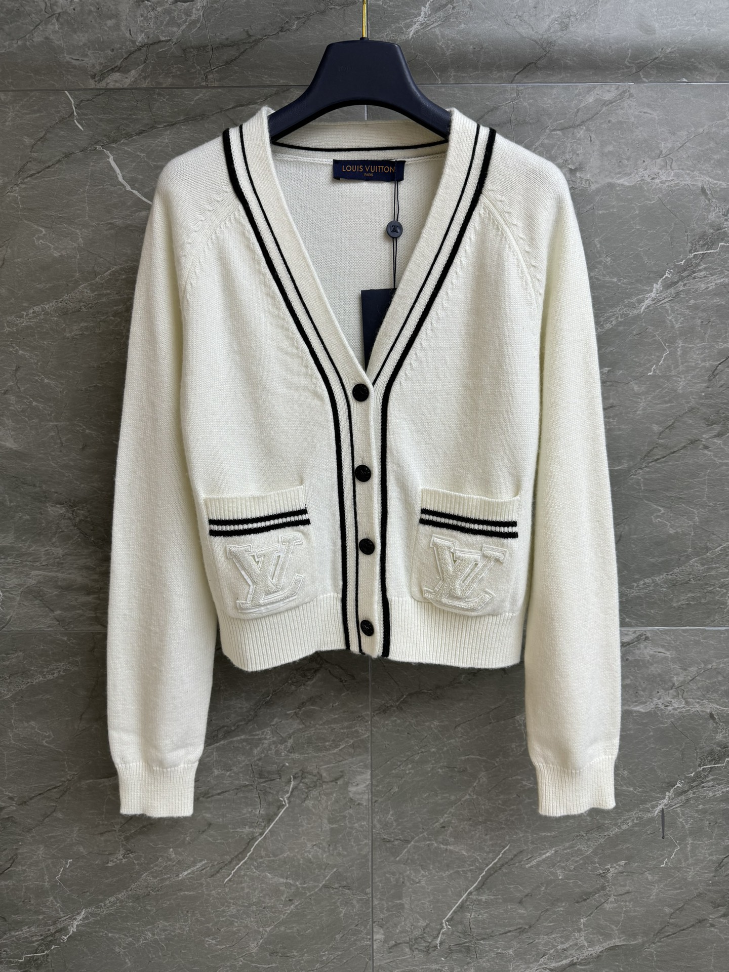 NO:318427,New spring and summer models are available. L home pocket logo cardigan 2025 Nautical Series. V-neck single-breasted design. Three-dimensional logo logo embellishment pockets. Casual age-reducing. Wool knitted fabric. Soft and comfortable. Short style. Slim and temperament on the upper body. Full trademark. Size SML,,louis vuitton,alexander wang.19860909春夏新款上新啦 L家口袋logo开衫 2025航海系列 V领单排扣设计 立体logo徽标点缀口袋 休闲减龄 羊毛针织面料 柔软舒适 短款版型 上身显瘦又气质 商标齐全 尺码SML,,louis vuitton,alexander wang,Women's clothing