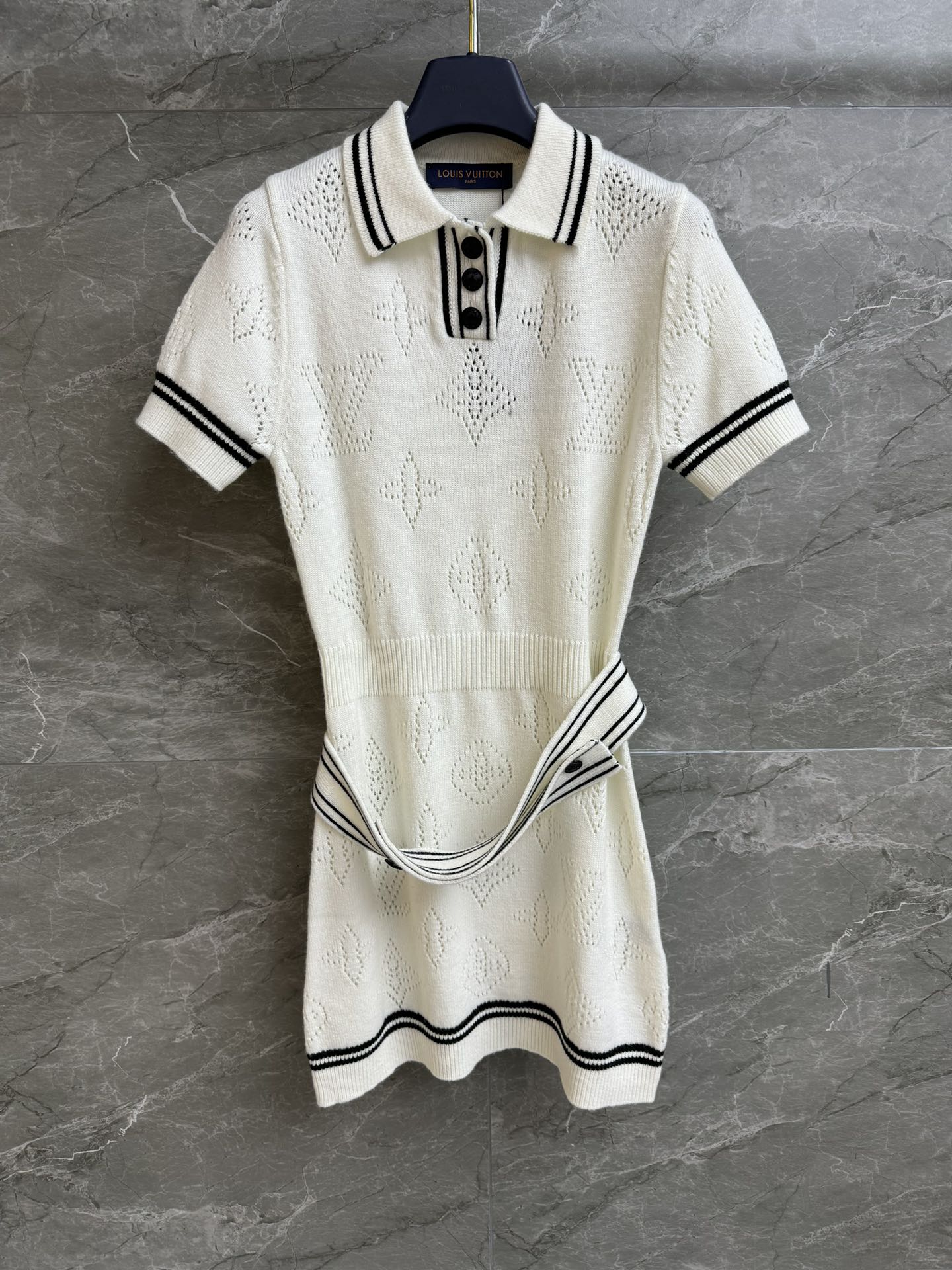 NO:318423,New spring and summer models are shipped. L home hollow jacquard knitted skirt. 2025 Nautical Series. Classic polo collar design. Hollow logo jacquard pattern. Gentle and lazy high-end. Wool knitted fabric. Soft and comfortable breathable. Slim fit. Upper body looks slim and temperament. Full trademark size SML,,louis vuitton, skirts,alexander wang.19860909春夏新款出货啦 L家镂空提花针织裙 2025航海系列 经典polo领设计 镂空logo提花图案 温柔慵懒高级 羊毛针织面料 柔软舒适透气 修身版型 上身显瘦又气质 商标齐全 尺码SML,,louis vuitton,skirts,alexander wang,Women's clothing