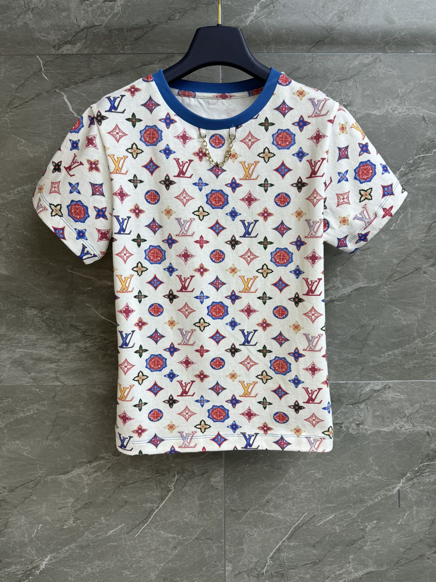 NO:318421,High-end version is shipped. L Jiaman logo printed T-shirt. 2025 early spring series. Round neckline contrasting collar. Decorated with chain decoration. Full logo printed pattern. Fashionable and high-end imported pure cotton material. Comfortable and skin-friendly. Normal style. Slim and temperament on the upper body. Full trademark. Size SML,,louis vuitton,tees, t-shirt,alexander wang.19860909高版本出货啦 L家满logo印花T恤 2025早春系列 圆领撞色领口 饰以链条装饰点缀 满logo印花图案 时髦高级 进口纯棉材质 舒适亲肤 正常版型 上身显瘦又气质 商标齐全 尺码SML,,louis vuitton,tees，t-shirt,alexander wang,Women's clothing