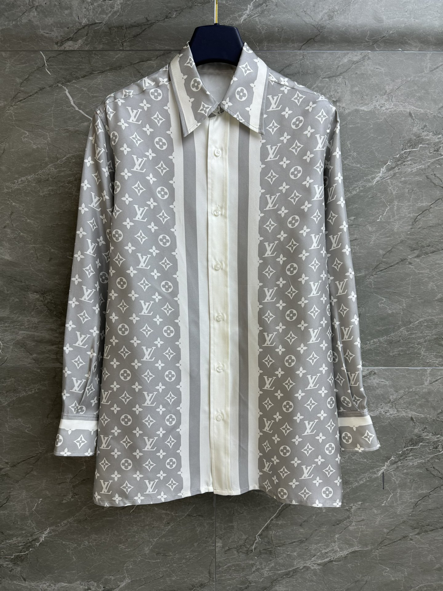 NO:318417,New spring and summer models are available. L family presbyterian silk shirt. 2025 early spring series. Lapel neckline design. Classic presbyterian printed patterns. Advanced gray color scheme. Fashionable and fashionable. Custom twill silk fabric. Skin-friendly and comfortable. Super texture. Normal style. Slim and temperament on the upper body. Full trademark. Size SML,,louis vuitton, real silk,alexander wang.19860909春夏新款上新啦 L家老花真丝衬衣 2025早春系列 翻领领口设计 经典老花印花图案 高级灰配色 时髦洋气 定制斜纹真丝面料 亲肤舒适 超有质感 正常版型 上身显瘦又气质 商标齐全 尺码SML,,louis vuitton,real silk,alexander wang,Women's clothing