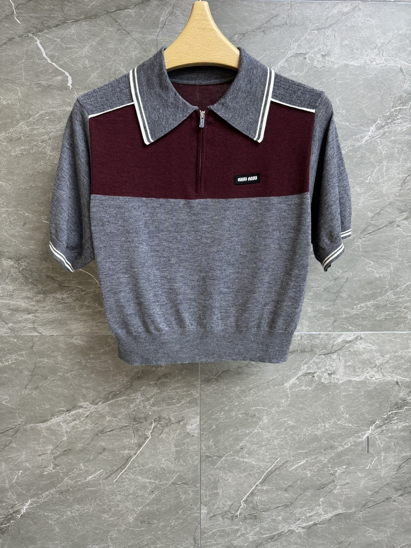 NO:318416,New early spring models are available. Miu contrasting polo shirt 2025 spring and summer series. Classic polo neckline. Contrast color splicing design. Logo logo embroidery embroidery. Casual retro sports style. Custom knitted fabric. Soft, comfortable and breathable. Short style. Slim and versatile. Full trademark. Size SML,,miumiu,alexander wang.19860909早春新款上新啦 Miu撞色polo衫 2025春夏系列 经典polo领口 撞色拼接设计 logo徽标刺绣点缀 休闲复古运动风 定制针织面料 柔软舒适透气 短款版型 上身显瘦又百搭 商标齐全 尺码SML,,miumiu,alexander wang,Women's clothing