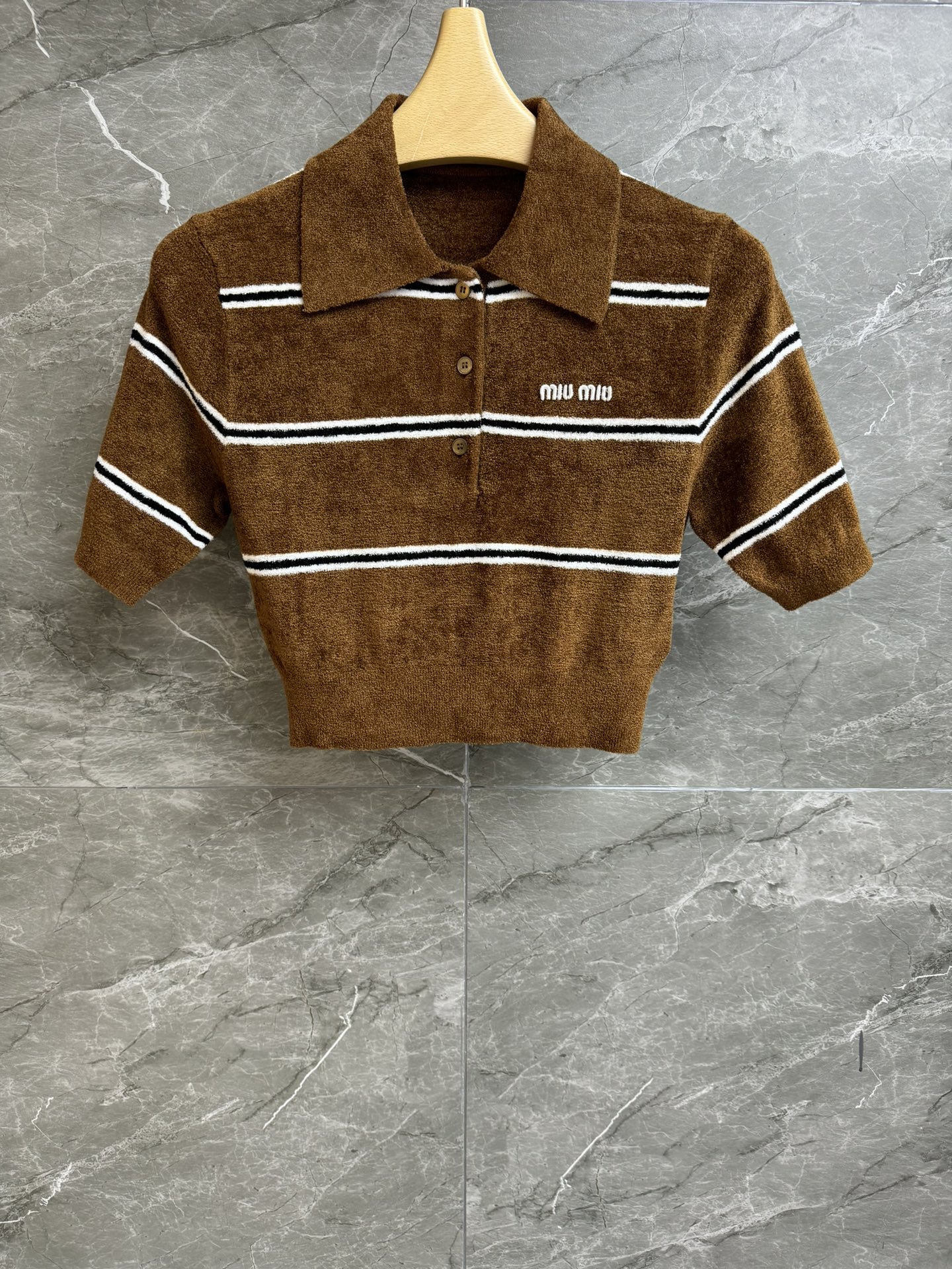 NO:318410,New spring and summer models are available. Miu striped knitted polo shirt. 2025 spring and summer series. Classic polo collar design. Alphabet logo embroidery embroidery. Brown striped color matching. Retro and fashionable. Circle yarn towel fabric. Soft and comfortable. Short style. Slim and versatile. Full trademark. Size SML,,miumiu,alexander wang.19860909春夏新款上新啦 Miu条纹针织polo衫 2025春夏系列 经典polo领设计 字母logo刺绣点缀 棕色条纹配色复古时髦 圈圈纱线毛巾面料 软糯舒适 短款版型 上身显瘦又百搭 商标齐全 尺码SML,,miumiu,alexander wang,Women's clothing
