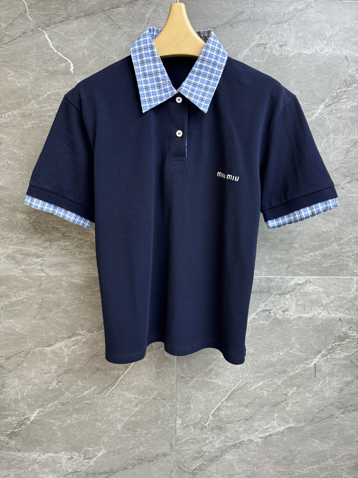 NO:318404,New spring and summer models are available. Miu fake two-piece tops. 2025 spring and summer series. Classic polo neckline. Blue checked splicing. Fake two-piece design. Embroidered letter logo decoration. Age-reducing college style. Imported high-density ribbed cotton fabric. Comfortable and textured. Loose style. Slim and temperament on the upper body. Full trademark. Size SML,,miumiu,alexander wang.19860909春夏新款上新啦 Miu假两件上衣 2025春夏系列 经典polo领口 蓝色格纹拼接 假两件设计 刺绣字母logo装饰 减龄学院风 进口高密罗纹棉面料 舒适有质感 宽松版型 上身显瘦又气质 商标齐全 尺码SML,,miumiu,alexander wang,Women's clothing