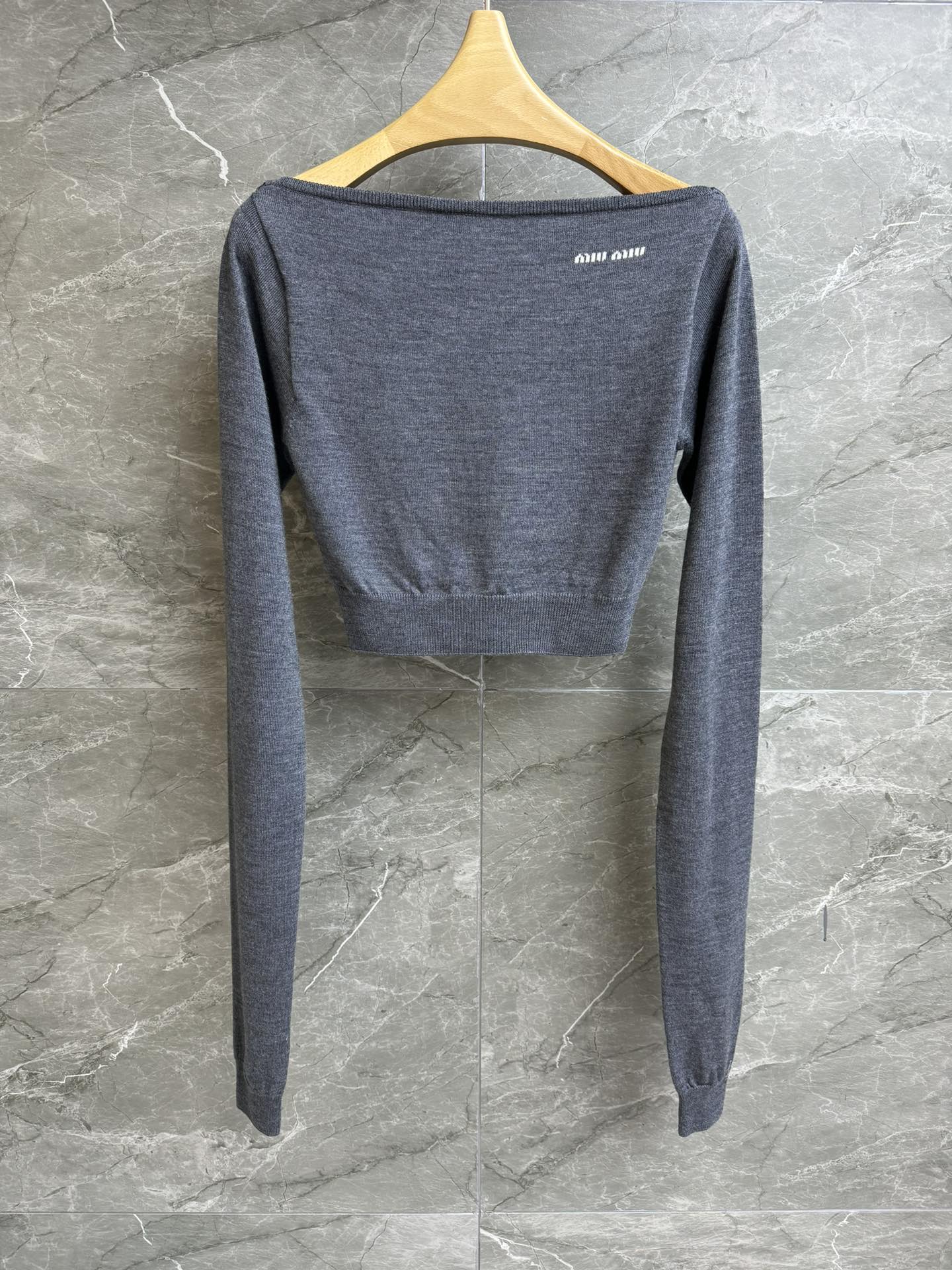 NO:318398,New spring and summer models are available. Miu one-length neck sweater. 2025 spring and summer series. One-length neck design. Letter inlay pattern embellishment. Gray color matching. Simple and high-end wool knitted fabric. Comfortable and skin-friendly. Excellent texture. Short style. Slim and fashionable. Full trademark. Size SML,,miumiu,sweaters,alexander wang.19860909春夏新款上新啦 Miu一字领毛衣 2025春夏系列 一字领设计 字母嵌花图案点缀 灰色配色简约高级 羊毛针织面料 舒适亲肤 质感超赞 短款版型 上身显瘦又时髦 商标齐全 尺码SML,,miumiu,sweaters,alexander wang,Women's clothing