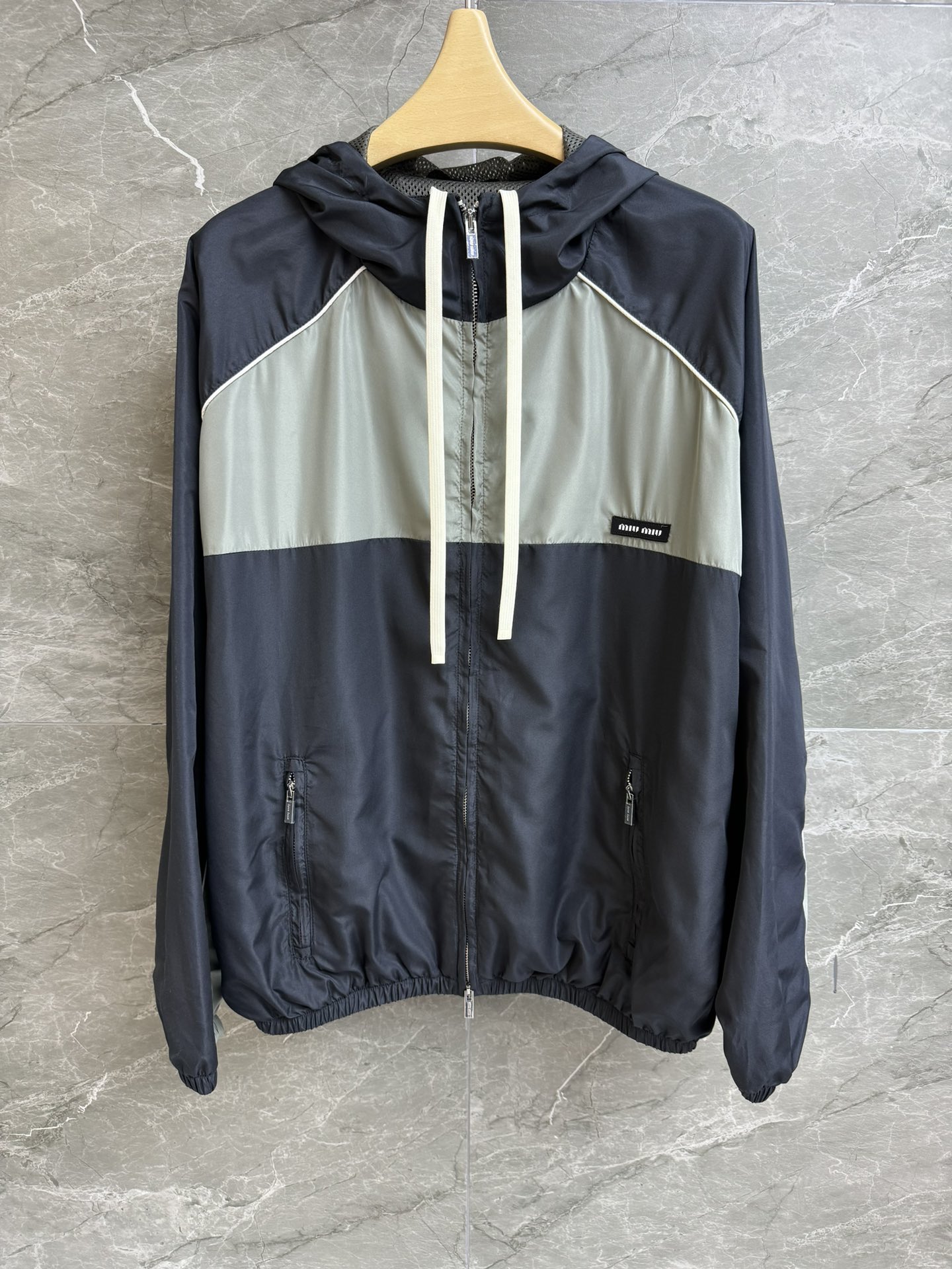 NO:318392,New spring and summer models are available. Miu color-blocked zipper jacket. 2025 spring and summer series. Hooded zipper design. Letter logo embellishment. Dark blue. Aluminum gray. Fashionable and age-reducing and handsome. Customized nylon fabric. Light and comfortable. Loose style. Casual and versatile upper body. Full trademark. Size SML,,miumiu, jackets & coats,hats,alexander wang.19860909春夏新款上新啦 Miu拼色拉链外套 2025春夏系列 连帽拉链设计 字母logo徽标点缀 深蓝色拼铝灰色 时髦减龄又帅气 定制尼龙面料 轻薄舒适 宽松版型 上身休闲百搭 商标齐全 尺码SML,,miumiu,jackets & coats,hats,alexander wang,Women's clothing