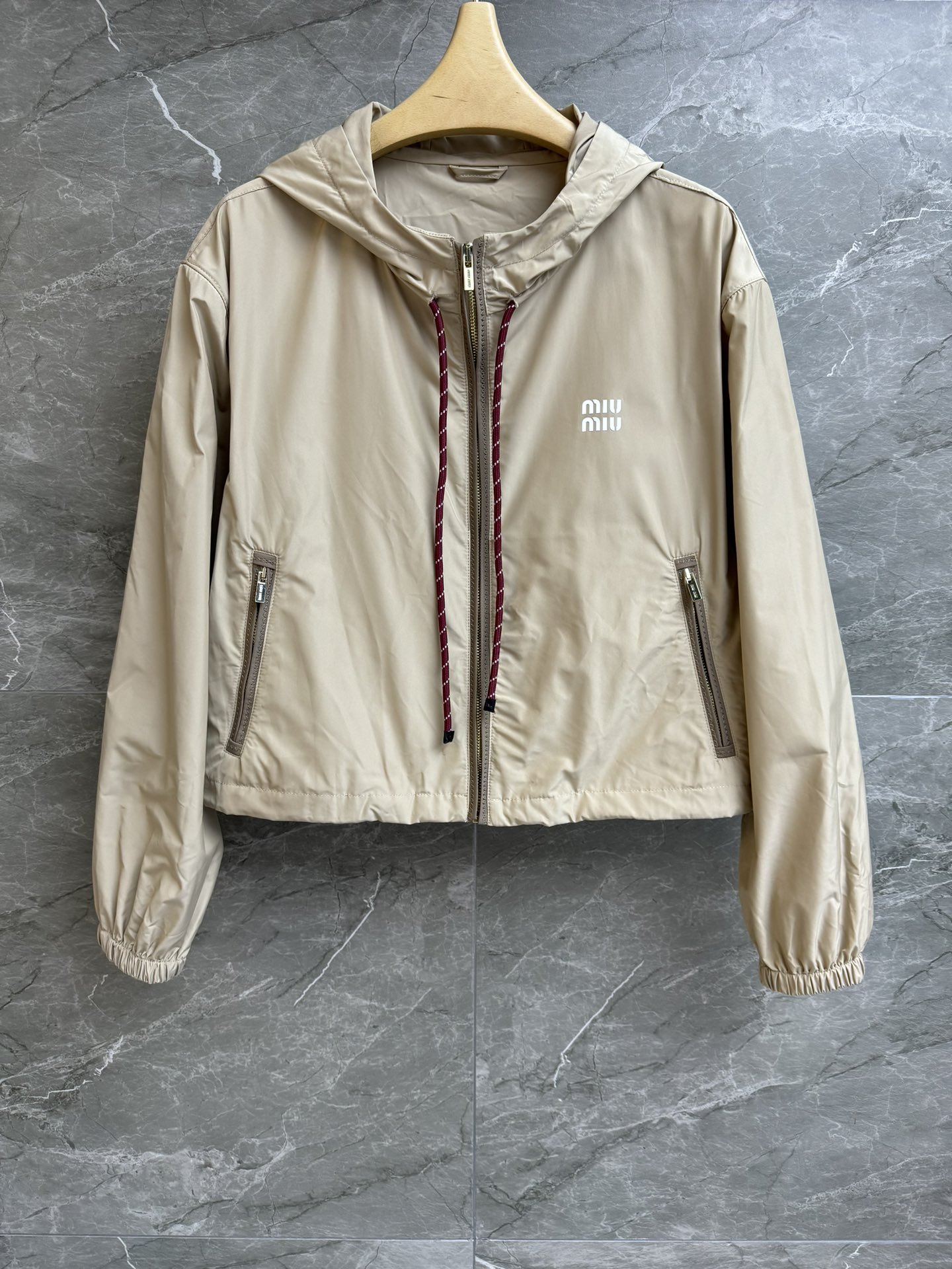 NO:318415,New early spring model is available. Miu drawstring hooded jacket. Spring and summer 2025 series. Hooded zipper design. Three-dimensional logo embellishment. Simple and fashionable and high-end. Ultra-light technology fabric. Light and comfortable. Short loose fit. Slim and versatile. Full trademark. Size SML,,miumiu, jackets & coats,hats,alexander wang.19860909早春新款上新啦 Miu抽绳连帽外套 2025春夏系列 连帽拉链设计 立体logo徽标点缀 简约时髦高级 超轻科技面料 轻盈舒适 短款宽松版型 上身显瘦又百搭 商标齐全 尺码SML,,miumiu,jackets & coats,hats,alexander wang,Women's clothing