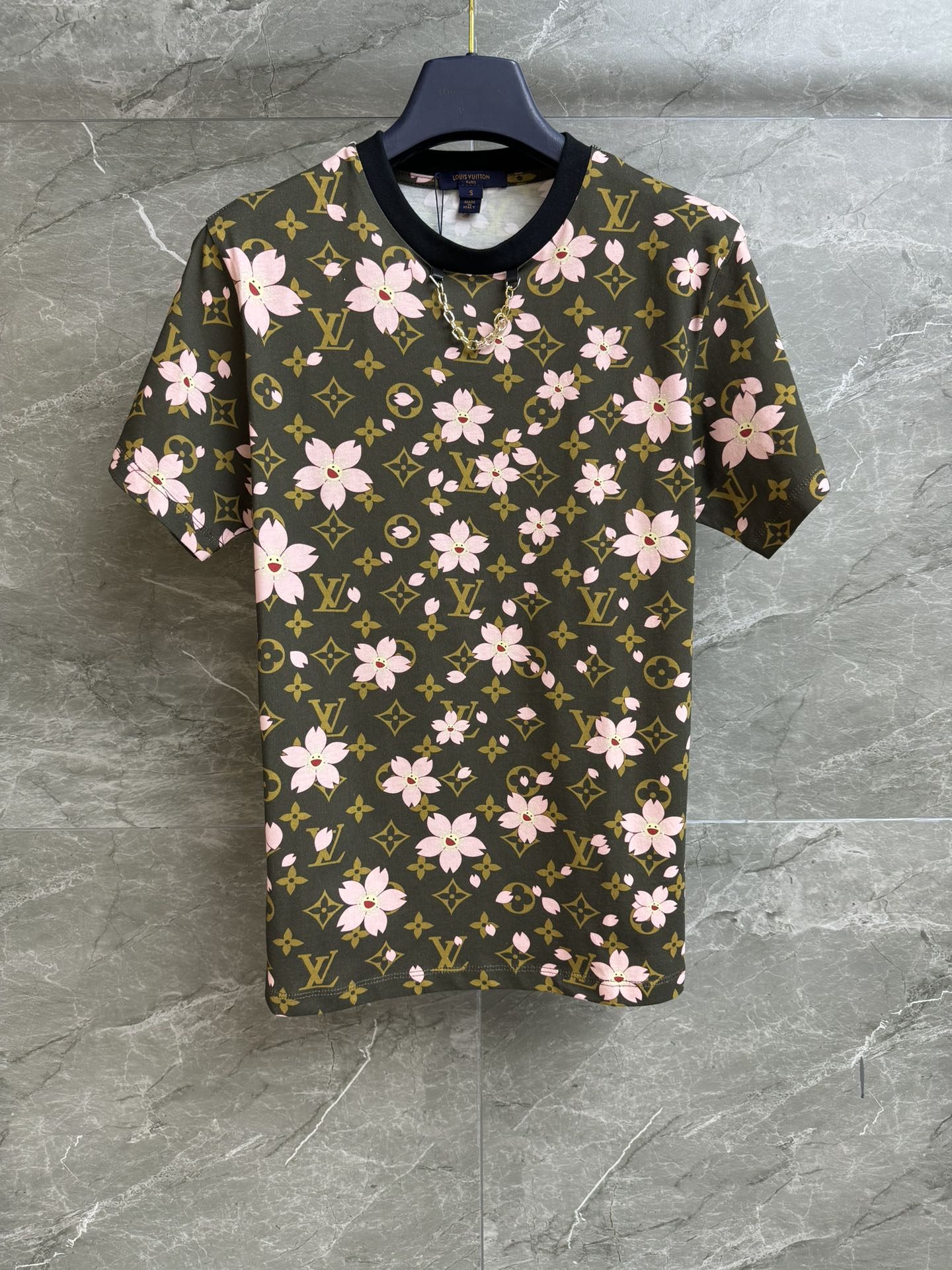 NO:318409,New spring and summer models are shipped. L family cherry blossoms and preschool T-shirts. Early spring series. Round neckline contrasting collar. Decorated with chain decoration. Sakura cherry blossoms and preschool prints. Fashionable and high-end imported pure cotton material. Comfortable and skin-friendly. Normal style. Slim and temperament. Full trademark. Size SML,,louis vuitton,tees, t-shirt,alexander wang.19860909春夏新款出货啦 L家樱花拼老花T恤 早春系列 圆领撞色领口 饰以链条装饰点缀 樱花拼老花印花图案 时髦高级 进口纯棉材质 舒适亲肤 正常版型 上身显瘦又气质 商标齐全 尺码SML,,louis vuitton,tees，t-shirt,alexander wang,Women's clothing