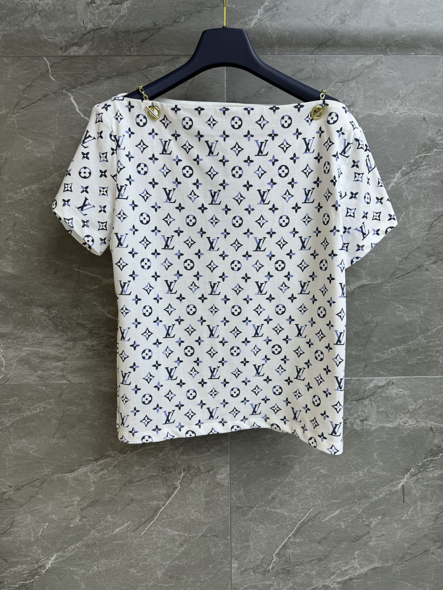 NO:318406,New spring and summer models are shipped. L's one-length collar presbyterian T-shirt. Nautical series. One-length collar design. Decorative embellishment of gold eyelet chains on the shoulder. Classic presbyterian prints. Refreshing and fashionable. Imported pure cotton material. Soft and comfortable skin-friendly. Loose style. Slim and temperament on the upper body. Size SML,,louis vuitton,tees, t-shirt,alexander wang.19860909春夏新款出货啦 L家一字领老花T恤 航海系列 一字领设计 肩部金色孔眼链条装饰点缀 经典老花印花图案 清爽时髦 进口纯棉材质 柔软舒适亲肤 宽松版型 上身显瘦又气质 尺码SML,,louis vuitton,tees，t-shirt,alexander wang,Women's clothing