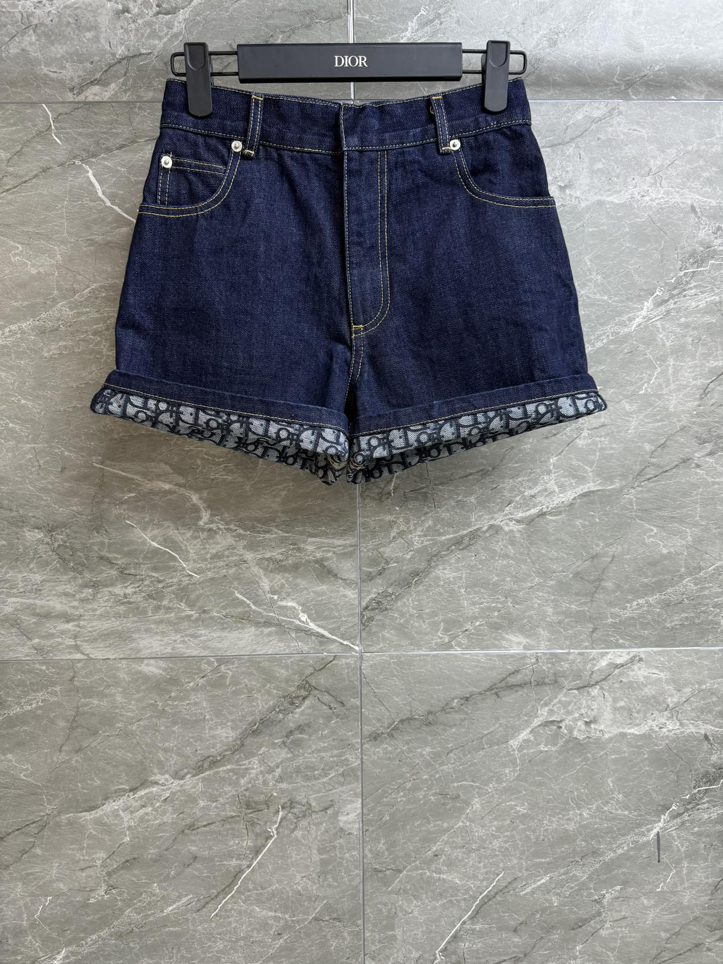 NO:319902,New spring and summer models are available!  D home curled denim shorts 2025 spring and summer series trouser legs curled design, old-fashioned print pattern inside, retro and fashionable, imported denim cotton fabric, soft and comfortable, high-waist shorts style, slim and versatile on the upper body, trademark accessories, Size SML,,dior, shorts,alexander wang19860909春夏新款上新啦！ D家卷边牛仔短裤 2025春夏系列 裤脚卷边设计 内里老花印花图案 复古又自带时髦感 进口牛仔棉面料 柔软舒适 高腰短裤版型 上身显瘦又百搭 商标配件 尺码SML,,dior,shorts,alexander wang,Women's clothing