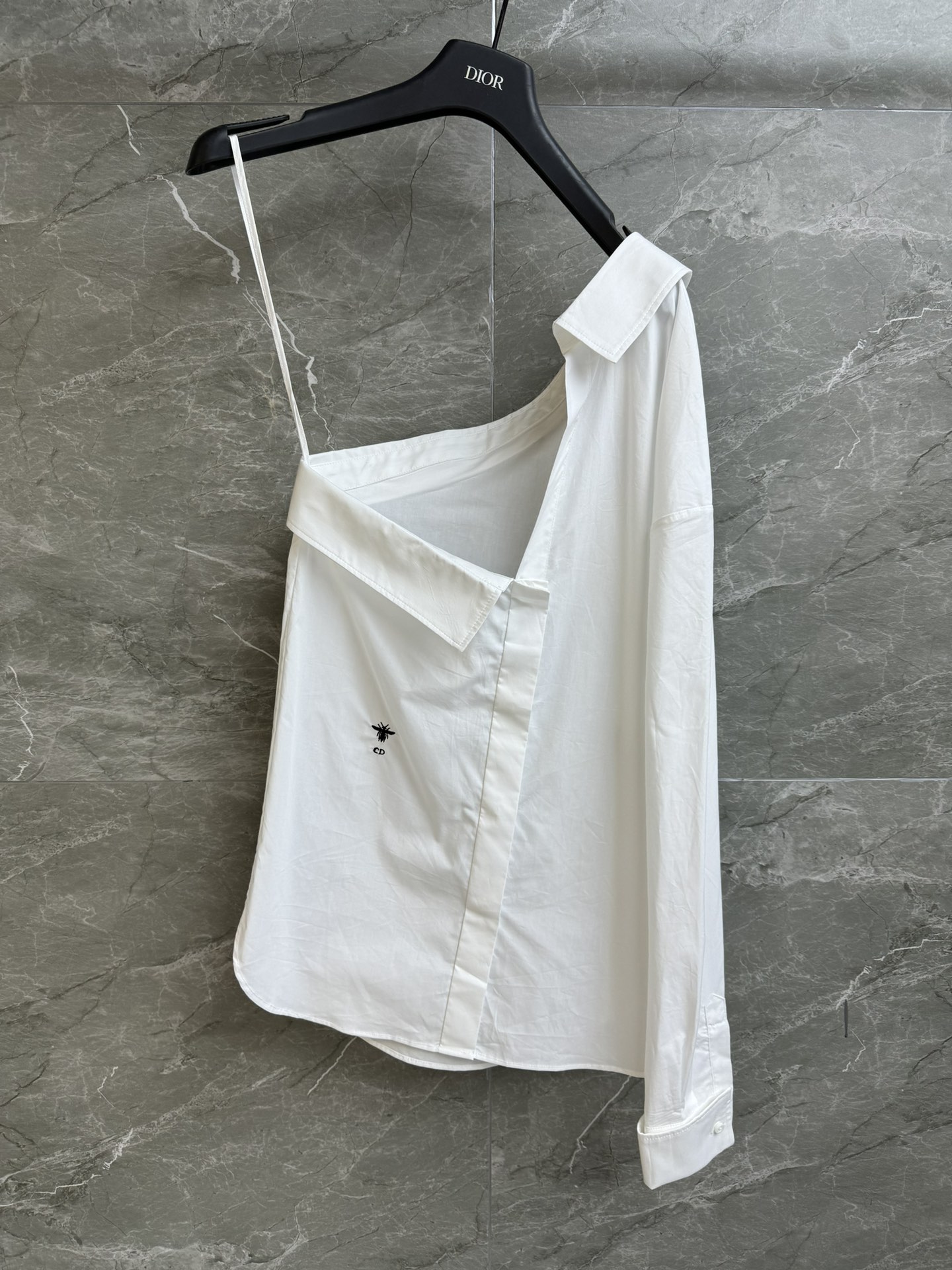 NO:319898,New spring and summer models are available!  D home asymmetric shirt 2025 spring and summer series Asymmetrical off-shoulder design Bee embroidery embellishment fashionable personality Custom poplin cotton fabric Comfortable and breathable Normal style Slim and temperament on the upper body Full trademark Size SML, Dior, Alexander wang19860909春夏新款上新啦！ D家不对称衬衣 2025春夏系列 不对称露肩设计 又美又飒 CD蜜蜂刺绣图案点缀 时髦个性 定制府绸棉面料 舒适透气 正常版型 上身显瘦又气质 商标齐全 尺码SML,,dior,alexander wang,Women's clothing