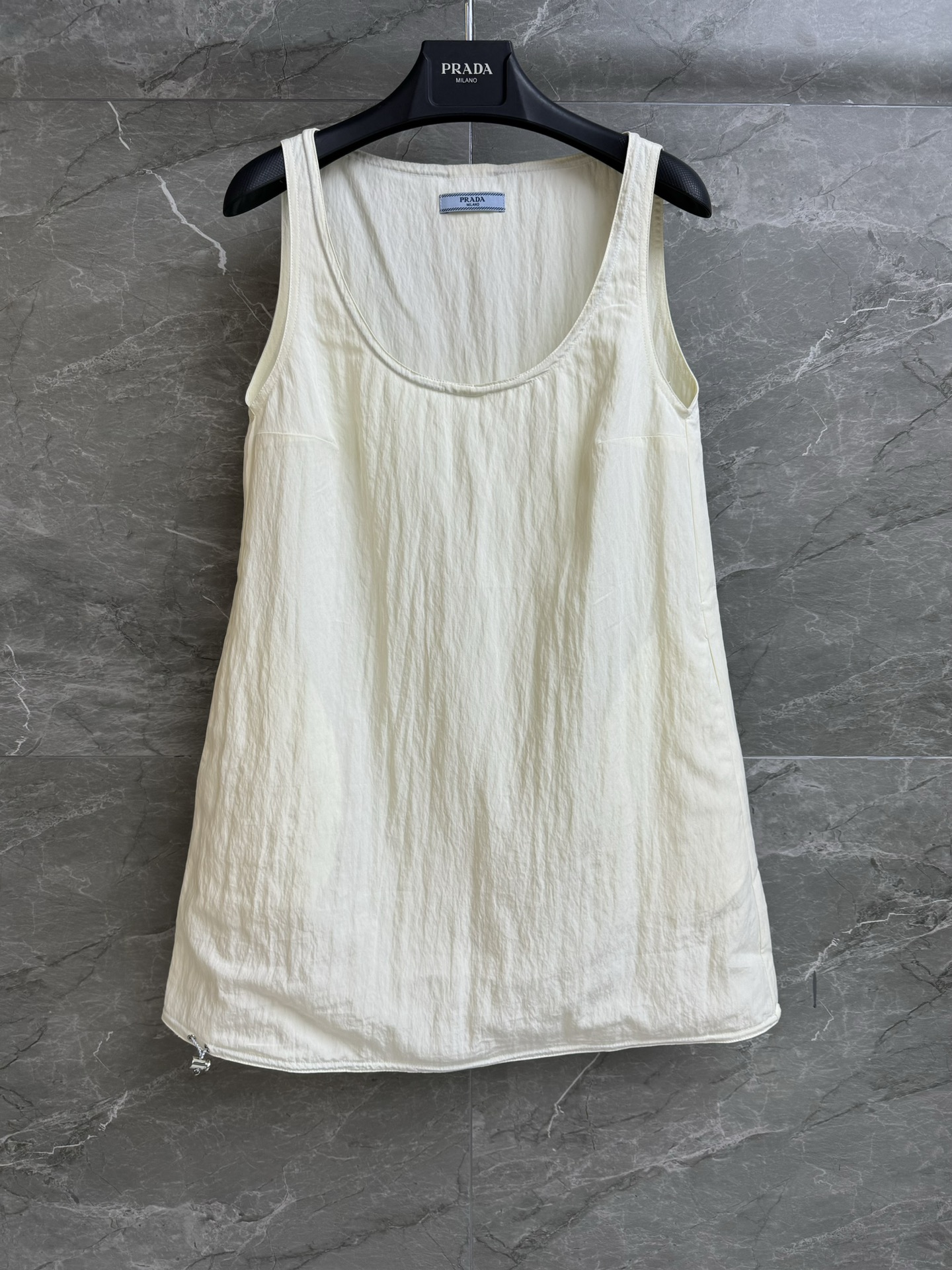 NO:319896,New spring and summer models are available. P home sleeveless vest skirt. 2025 spring and summer series. All-match U-neck neckline. Adjustable drawstring design. Back inverted triangle logo embellishment. Simple and high-end. Cotton blended fabric. Soft and comfortable and breathable. Loose silhouette. The upper body looks slim and covers the flesh. Full trademark. Size SML,, skirts, alexander wang.19860909春夏新款上新啦 P家无袖背心裙 2025春夏系列 百搭U领领口 可调节抽绳设计 后背倒三角徽标点缀 简约高级 棉质混纺面料 柔软舒适透气 宽松廓形版型 上身显瘦又遮肉 商标齐全 尺码SML,,skirts,alexander wang,Women's clothing