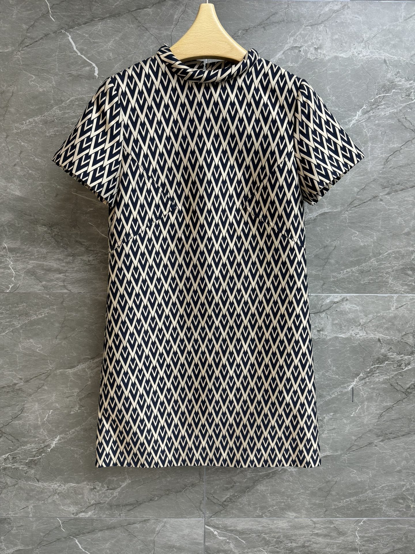 NO:319892,New spring and summer models are available. Valentino jacquard dress. 2025 spring and summer series. Stand collar collar design. V-shaped logo jacquard print. Full of high-end feel. Customized jacquard fabric. Comfortable and stylish. Slim fit. Upper body looks slim and temperament. Full trademark size SML, valentino, skirts, alexander wang.19860909春夏新款上新啦 华伦天奴提花连衣裙 2025春夏系列 立领领口设计 v字logo提花印花 满满高级感 定制提花面料 舒适有型 修身版型 上身显瘦又气质 商标齐全 尺码SML,,valentino,skirts,alexander wang,Women's clothing