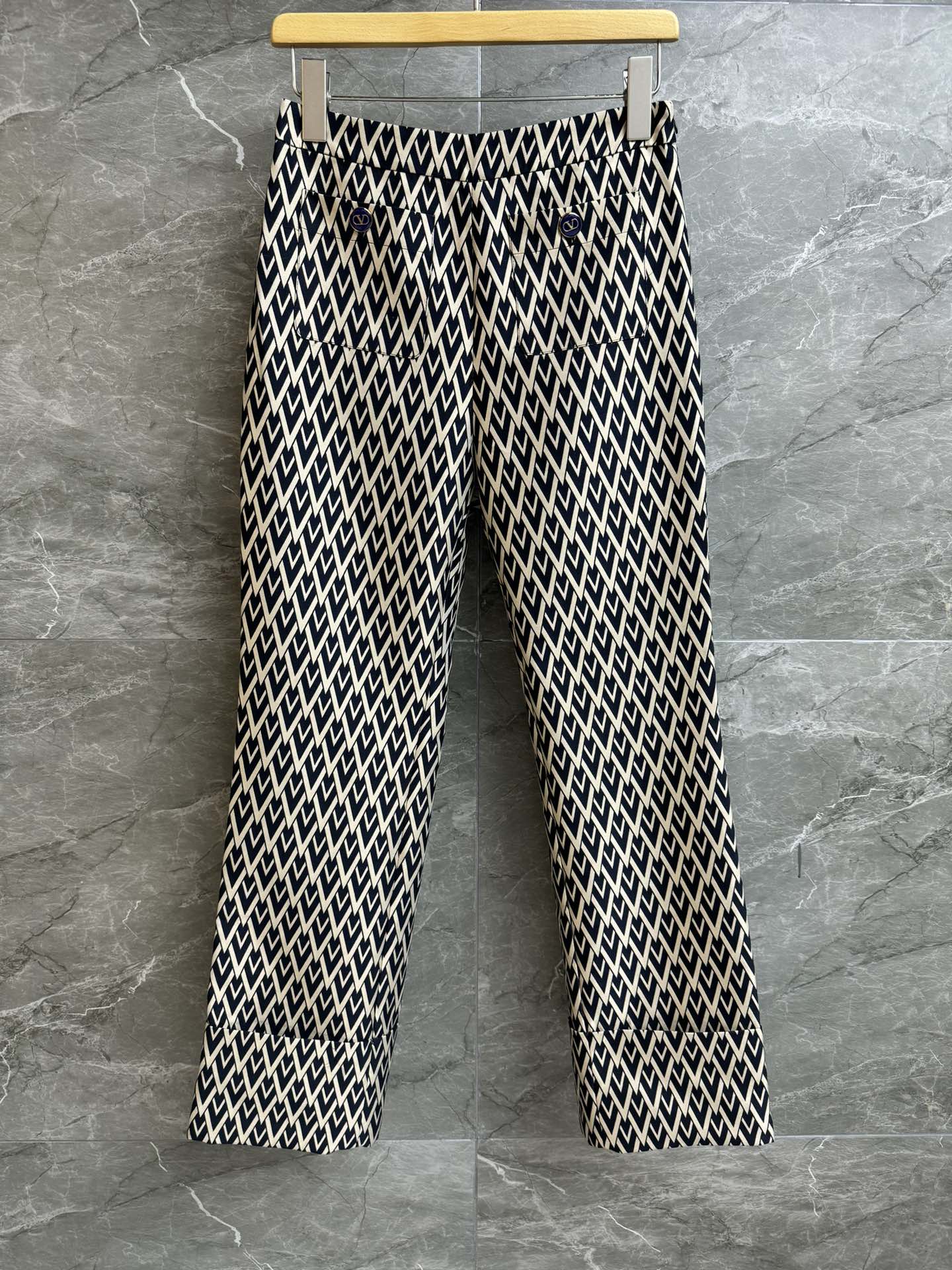 NO:319889,New spring and summer models are available. Valentino jacquard trousers. Spring and summer 2025 series. Side zipper design. Double pocket decoration embellishment. Full V-shaped logo jacquard pattern. Retro and high-end custom jacquard fabric. Comfortable and stylish. High-waisted straight-leg pants style. The upper body looks slim and versatile. Full trademark. Size SML, valentino, alexander wang.19860909春夏新款上新啦 华伦天奴提花长裤 2025春夏系列 侧边拉链设计 双口袋装饰点缀 满v字logo提花图案 复古又高级 定制提花面料 舒适有型 高腰直筒裤版型 上身显瘦又百搭 商标齐全 尺码SML,,valentino,alexander wang,Women's clothing