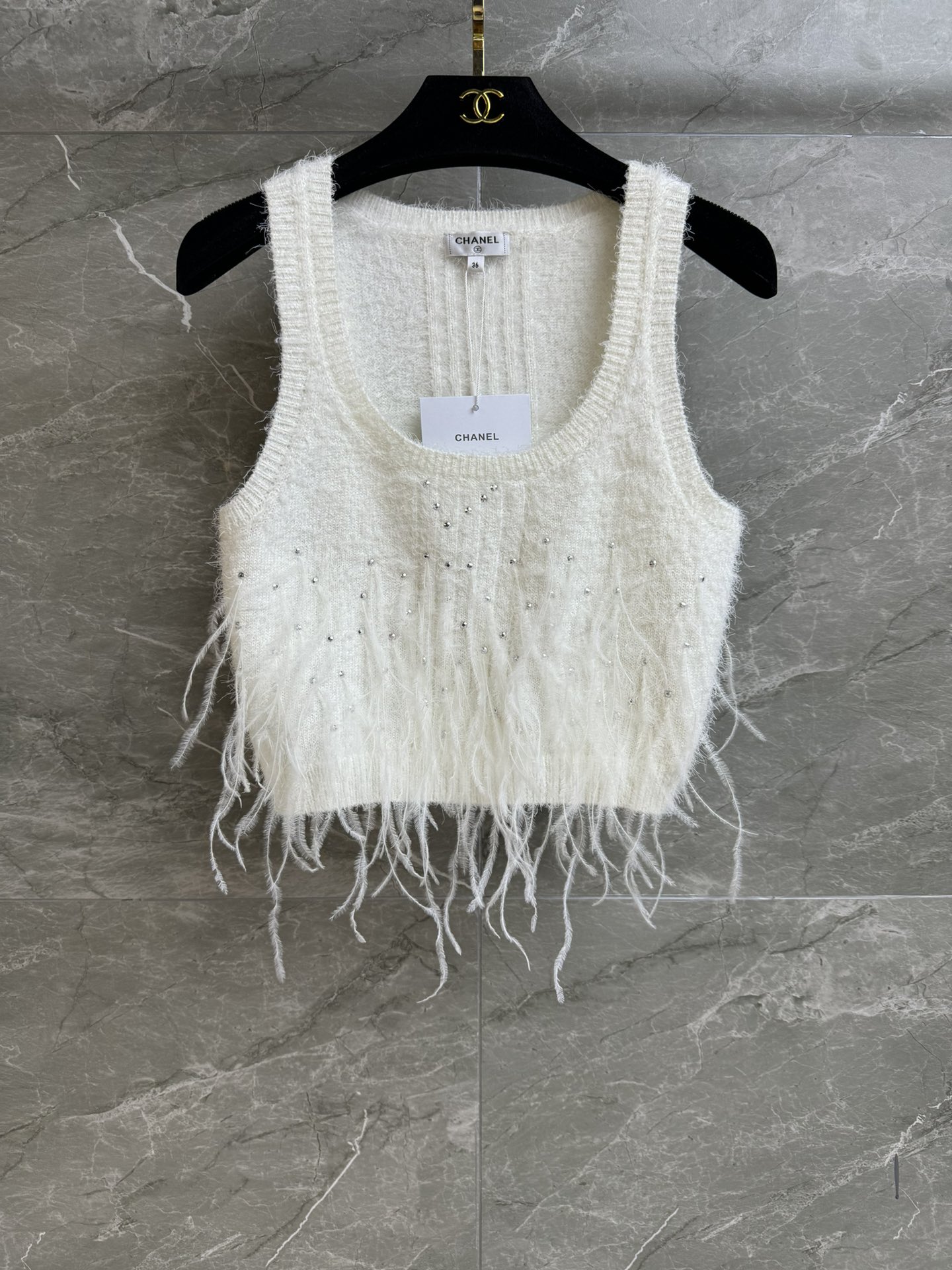 NO:319877,New spring and summer models are available. Xiangjia Rhinestone Feather Vest. 2025 Spring and Summer Preview Series. Versatile U-neck neckline. Crystal hot diamond embroidered with ostrich feathers. Flexible and lively. Full of fairy style. Cotton blended knitted fabric. Soft and comfortable. Elastic slim fitted with upper body and temperament. Full trademark. Equipped with cloth bag. Size SML, chanel, alexander wang.19860909春夏新款上新啦 香家水钻羽毛背心 2025春夏预告系列 百搭U领领口 水晶烫钻点缀 下摆绣以鸵鸟羽毛装饰 飘逸灵动 仙气十足 棉质混纺针织面料 柔软舒适 弹力修身版型 上身显瘦又气质 商标齐全 配有布袋 尺码SML,,chanel,alexander wang,Women's clothing