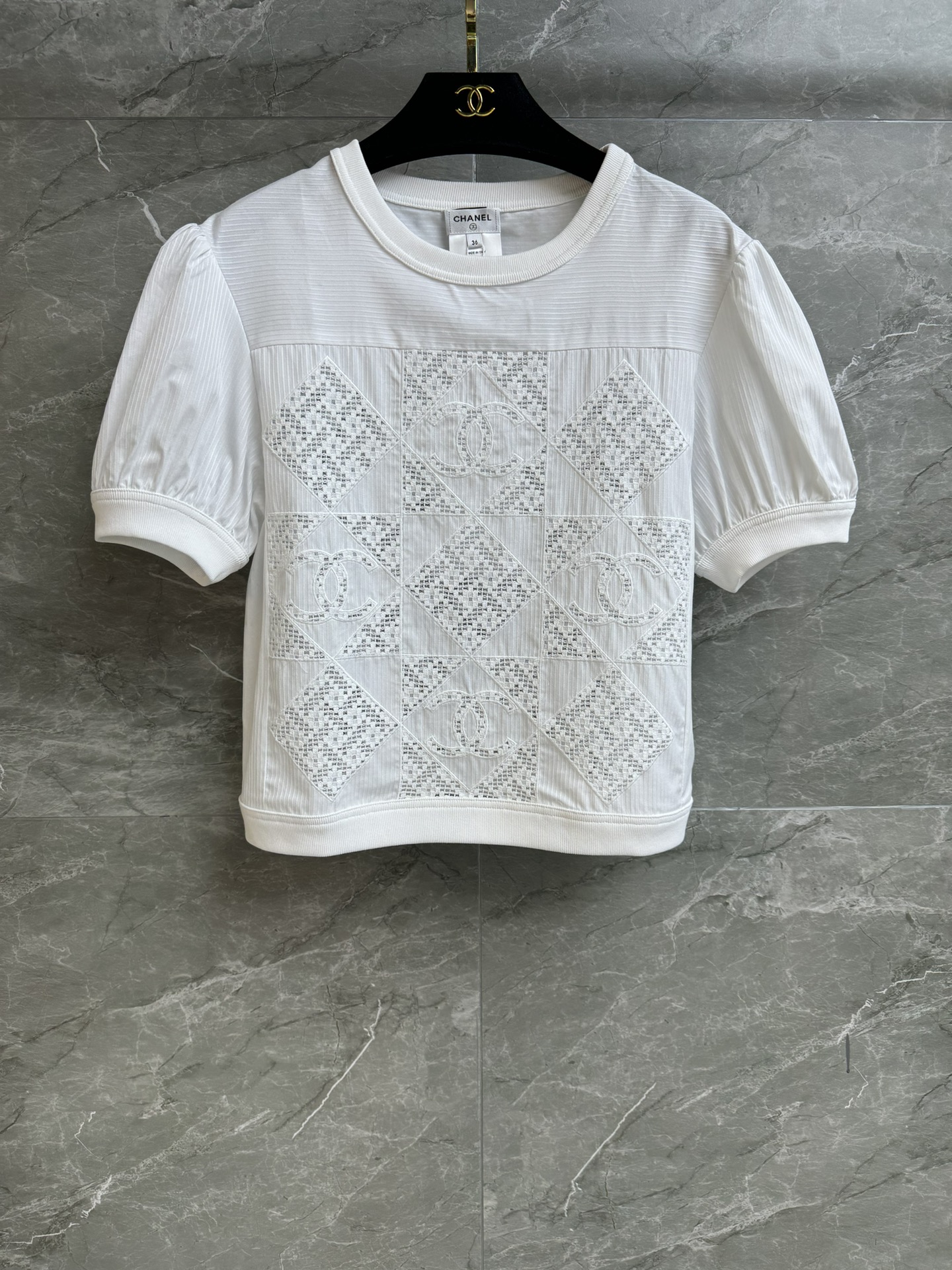 NO:319894,New spring and summer models are available. Xiangjia hollow embroidered short sleeves. 2025 spring and summer series. Round neck puff sleeve design. Double C hollow lace embroidery splicing. Exquisite and gentle. Add layering. Customized cotton fabric. Soft and skin-friendly. Loose style. Slim and temperament on the upper body. Size SML, chanel, T-shirt, alexander wang.19860909春夏新款上新啦 香家镂空刺绣短袖 2025春夏系列 圆领泡泡袖设计 双C镂空蕾丝刺绣拼接 精致温柔高级 增添层次感 定制棉质面料 柔软亲肤 宽松版型 上身显瘦又气质 尺码SML,,chanel,T-shirt,alexander wang,Women's clothing