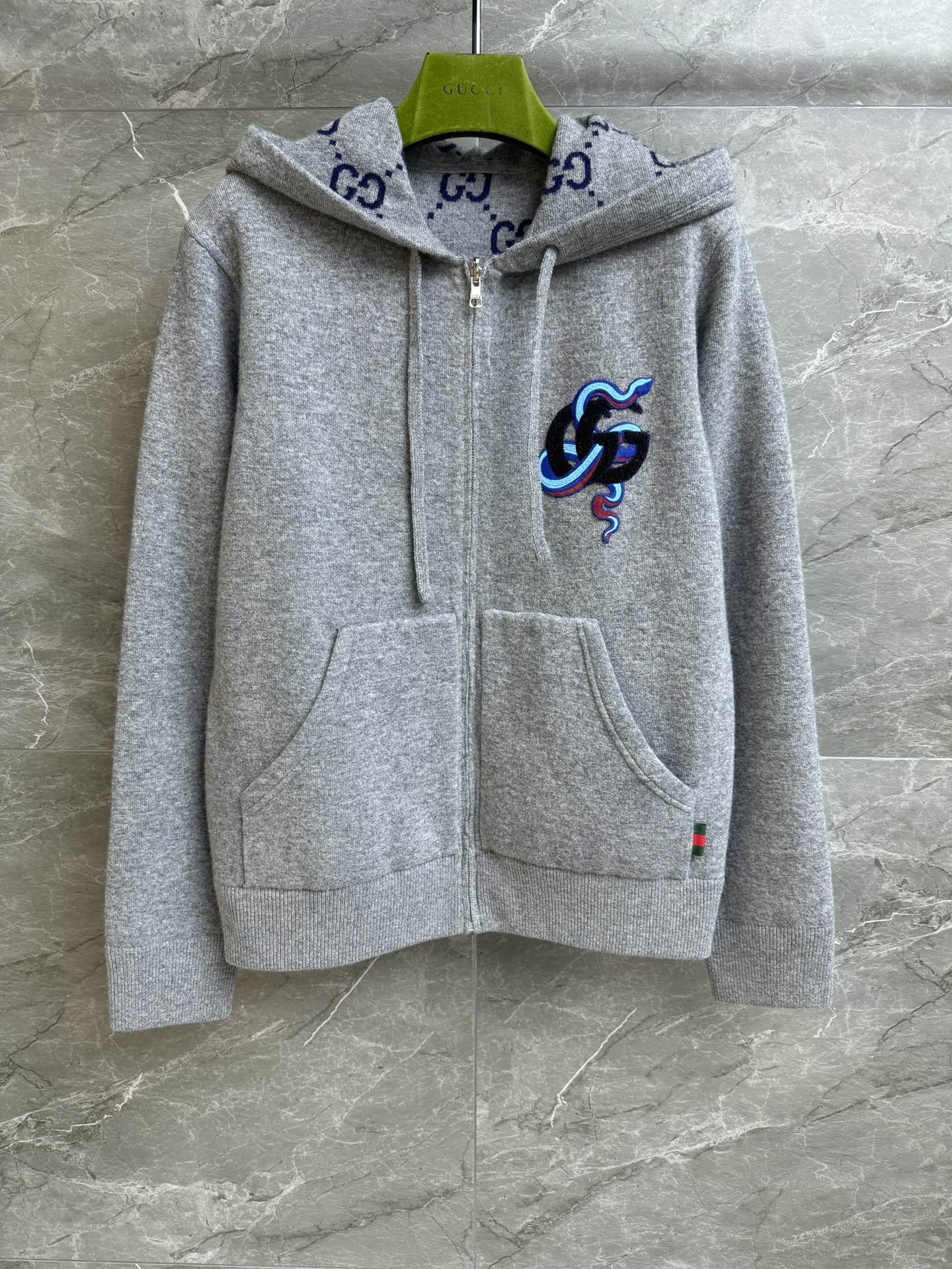 NO:320066,The new model in early spring is available. G family's Snake Year's Double-sided Cardigan 2025 Snake Year Limited Series Hooded Zipper Design Double-sided Wearable One Snake Logo Badge Decoration One Snake-shaped Logo Jacquard Pattern All-match and Wearable and Fashionable Double-sided Wool Fabric Thick Warm and Textured Loose Style Not Picky Men and Women's Style Full Trademark Size SML, Gucci, Hats, Alexander Wang19860909早春新款上新啦 G家蛇年双面穿开衫 2025蛇年限定系列 连帽拉链设计 双面可穿 一面蛇形logo徽章装饰 一面满logo提花图案 百搭实穿又时髦 双面羊毛面料 厚实保暖有质感 宽松版型 不挑人穿 男女同款 商标齐全 尺码SML,,gucci,hats,alexander wang,Women's clothing