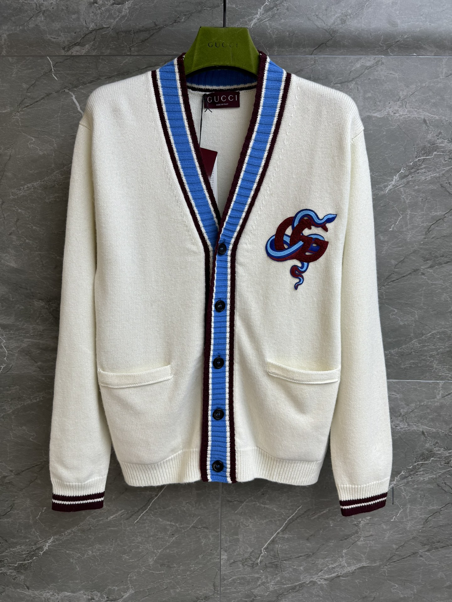 NO:320062,New early spring style is available. G Home Snake-shaped logo embroidered cardigan. Snake Year limited series. Temperament V-neck neckline. Snake-shaped logo embroidery badge embroidery. Color matching. Fashionable age-reducing. Wool cashmere blended fabric. Soft and comfortable. Loose style. Slim and temperament on the upper body. Trademark. Size SML,,gucci,alexander wang.19860909早春新款上新啦 G家蛇形logo刺绣开衫 蛇年限定系列 气质V领领口 蛇型logo刺绣徽章点缀 配色时髦减龄 羊毛羊绒混纺面料 柔软舒适 宽松版型 上身显瘦又气质 商标全 尺码SML,,gucci,alexander wang,Women's clothing