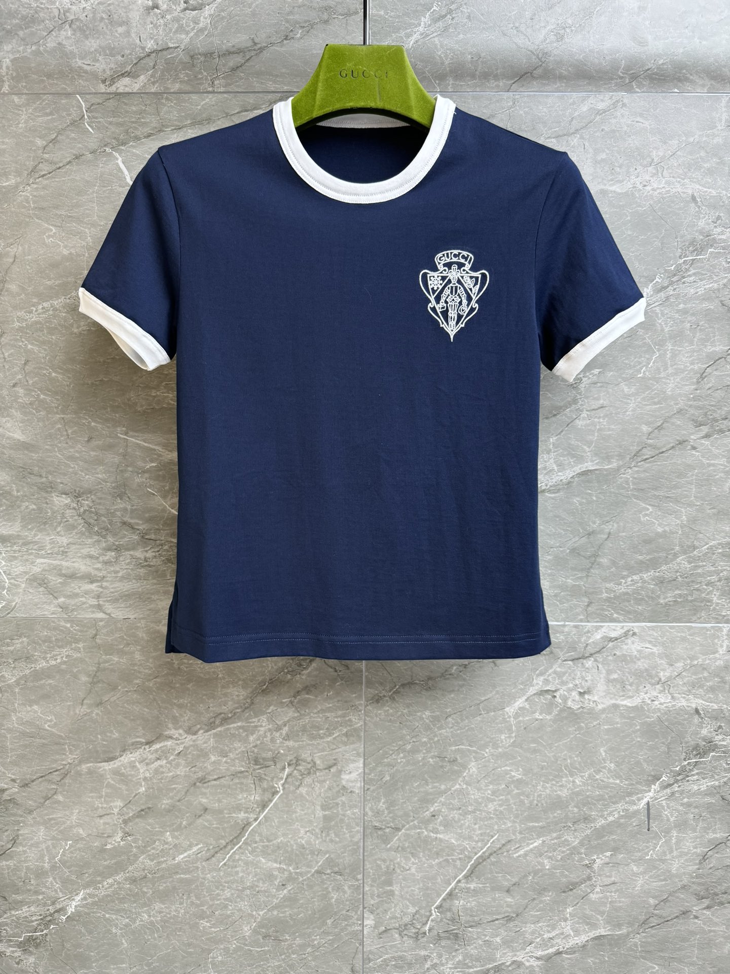 NO:319891,New models are shipped in early spring!  G Home Logo Logo T-shirt 2025 Spring and Summer Series Round neckline Contrast collar Logo embroidery embellishment blue and white color combination casual and fashionable Customized cotton fabric Comfortable and skin-friendly Slim fit style Slim and versatile on the upper body Full trademark Size SML, gucci,tees, t-shirt,alexander wang19860909早春新款出货啦！ G家徽标logoT恤 2025春夏系列 圆领撞色领口 徽标logo刺绣图案点缀 蓝白拼色休闲时髦 定制纯棉面料 舒适亲肤 修身版型 上身显瘦又百搭 商标齐全 尺码SML,,gucci,tees，t-shirt,alexander wang,Women's clothing