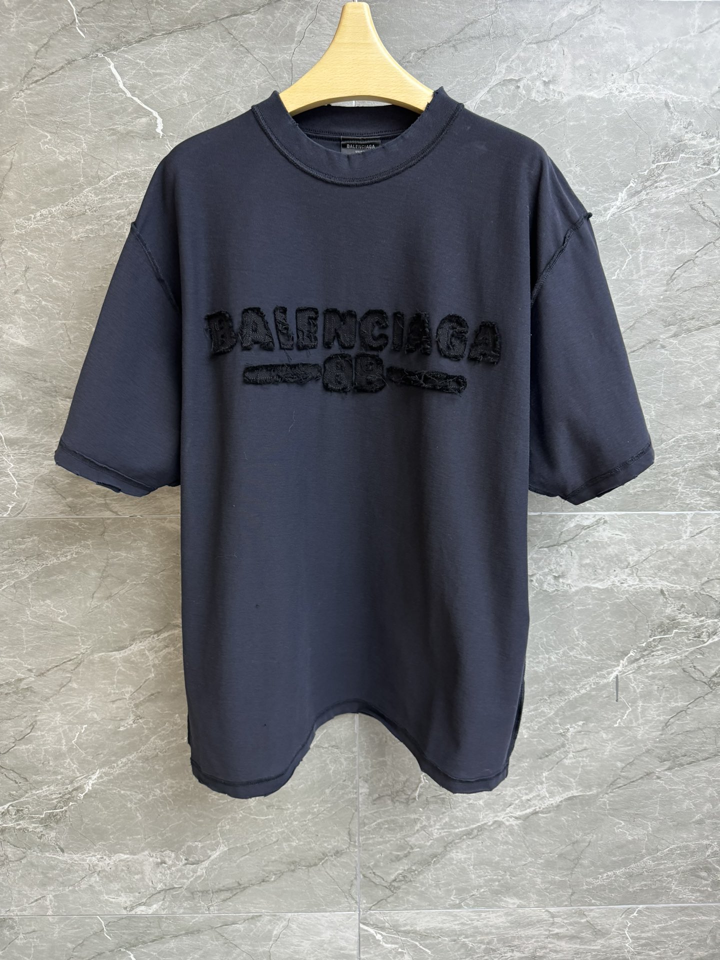 NO:319885,New models in early spring are shipped. Balenciaga patch embroidered T-shirt. Spring and summer series. Backstitching and threading design. Retro wash and old holes. Pattern embroidery logo. Fashionable and personalized. Customized cotton fabric. Comfortable and skin-friendly. Loose style. Slim and versatile. Size SML,,balenciaga,tees, t-shirt,alexander wang.19860909早春新款出货啦 巴黎世家贴布刺绣T恤 2025春夏系列 反缝走线设计 复古洗水做旧破洞 贴布刺绣logo 时髦个性 定制纯棉面料 舒适亲肤 宽松版型 上身显瘦又百搭 尺码SML,,balenciaga,tees，t-shirt,alexander wang,Women's clothing