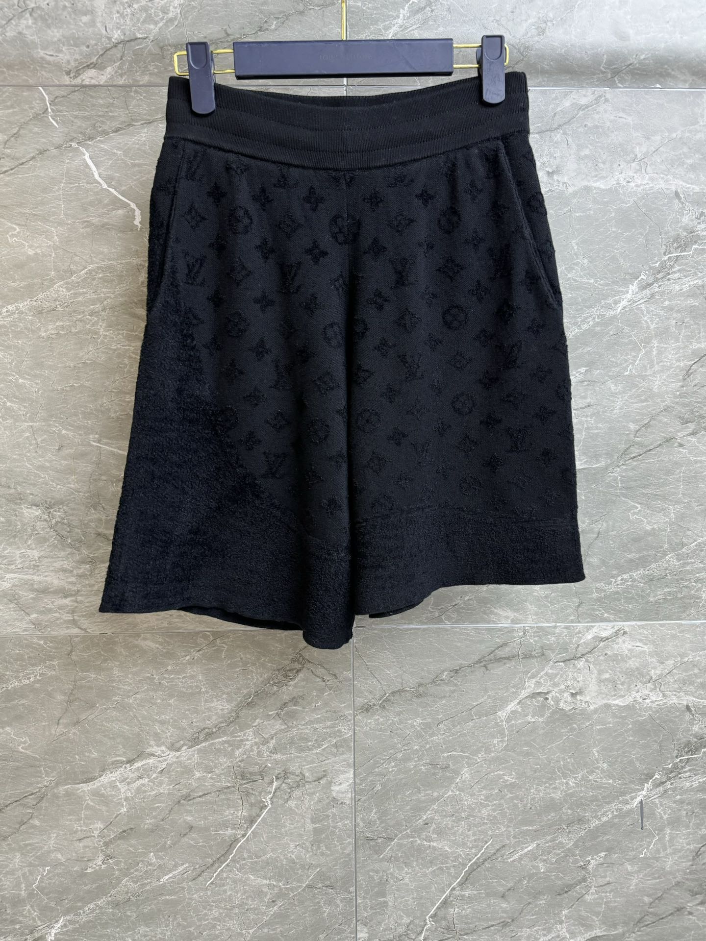 NO:320078,New spring and summer models are shipped. L's black jacquard shorts. 2025 spring and summer series. Ribbed elastic waist. Three-dimensional logo jacquard combined with velvet stripes. Casual and simple and high-end. Cotton blended knitted fabric. Soft and comfortable. Straight shorts. The upper body is lazy and casual. Full trademark. Size SMLxL,,louis vuitton, shorts, alexander wang.19860909春夏新款出货啦 L家黑色提花短裤 2025春夏系列 罗纹松紧腰头 立体logo提花结合天鹅绒条纹图案 休闲简约高级 棉质混纺针织面料 柔软舒适 直筒短裤版型 上身慵懒随意百搭 商标齐全 尺码SMLxL,,louis vuitton,shorts,alexander wang,Women's clothing