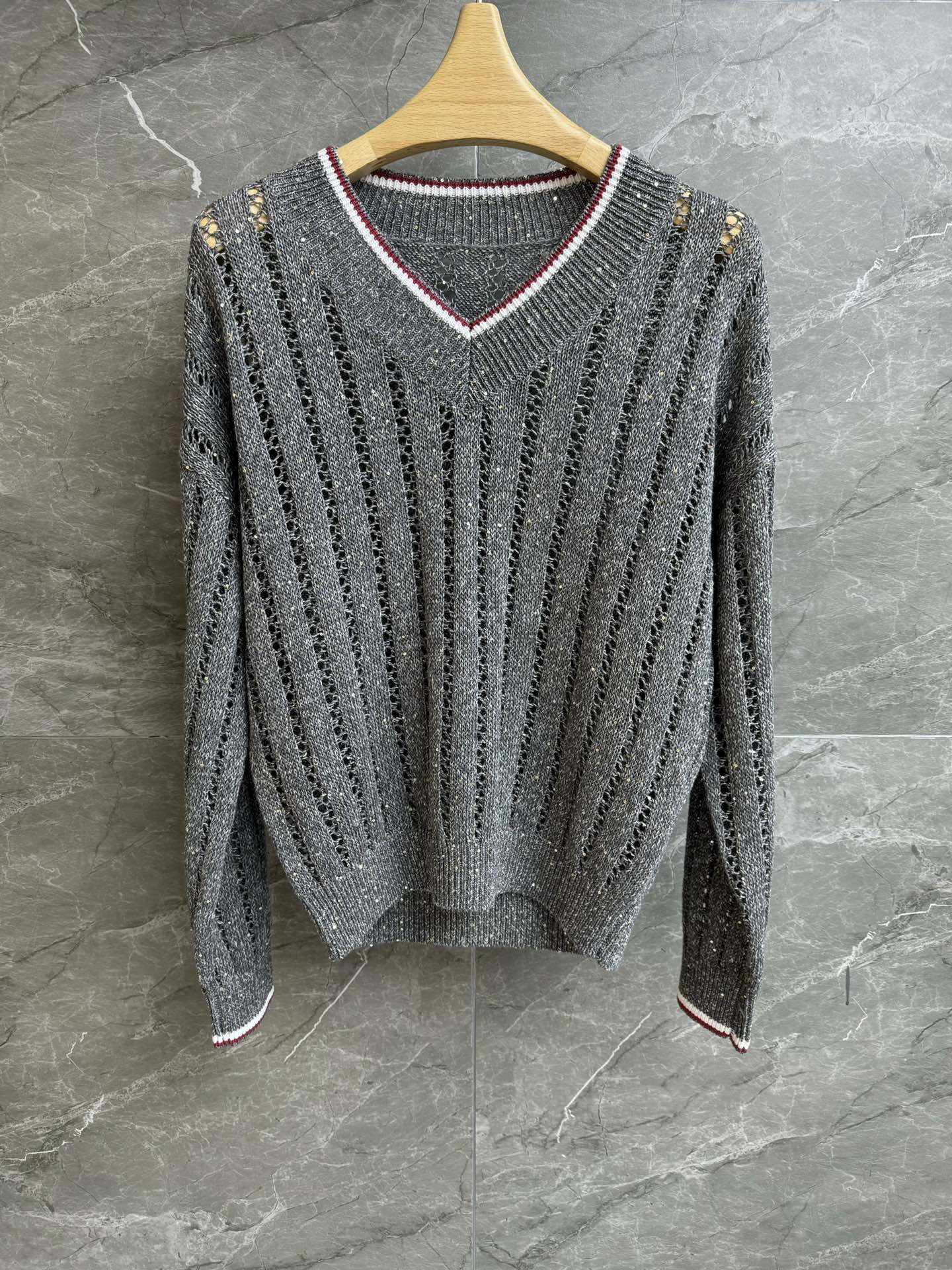 NO:320076,New spring and summer models are available. BC sequin hollow sweater. 2025 spring and summer series. Temperament V-neck neckline. Gray color-blocking. Hollow mesh. Sequin inlay. Radiant. Low-key luxury. Use linen blended yarn. Imported Swiss woven craft. Soft and smooth. Loose style. The upper body has a lazy and relaxing feeling. Size SML,,alexander wang.19860909春夏新款上新啦 BC亮片镂空针织衫 2025春夏系列 气质V领领口 灰色拼色 镂空网眼 亮片镶嵌 光芒四射 低调奢华 采用亚麻混纺纱线 进口瑞士机织工艺 柔软垂顺 宽松版型 上身自带慵懒松弛感 尺码SML,,alexander wang,Women's clothing