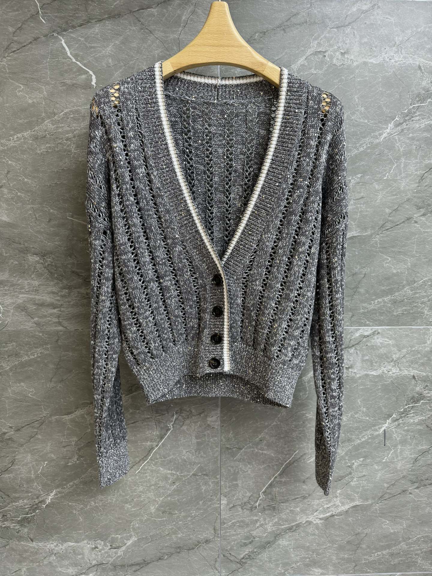 NO:320072,New spring and summer models are available. BC sequin hollow cardigan. 2025 spring and summer series. Temperament V-neck neckline. Gray color-blocking. Hollow mesh. Sequin inlay. Radiant. Low-key luxury. Use linen blended yarn. Imported Swiss woven craft. Soft and smooth. Loose style. The upper body has a lazy and relaxing feeling. Size SML, alexander wang.19860909春夏新款上新啦 BC亮片镂空开衫 2025春夏系列 气质V领领口 灰色拼色 镂空网眼 亮片镶嵌 光芒四射 低调奢华 采用亚麻混纺纱线 进口瑞士机织工艺 柔软垂顺 宽松版型 上身自带慵懒松弛感 尺码SML,,alexander wang,Women's clothing