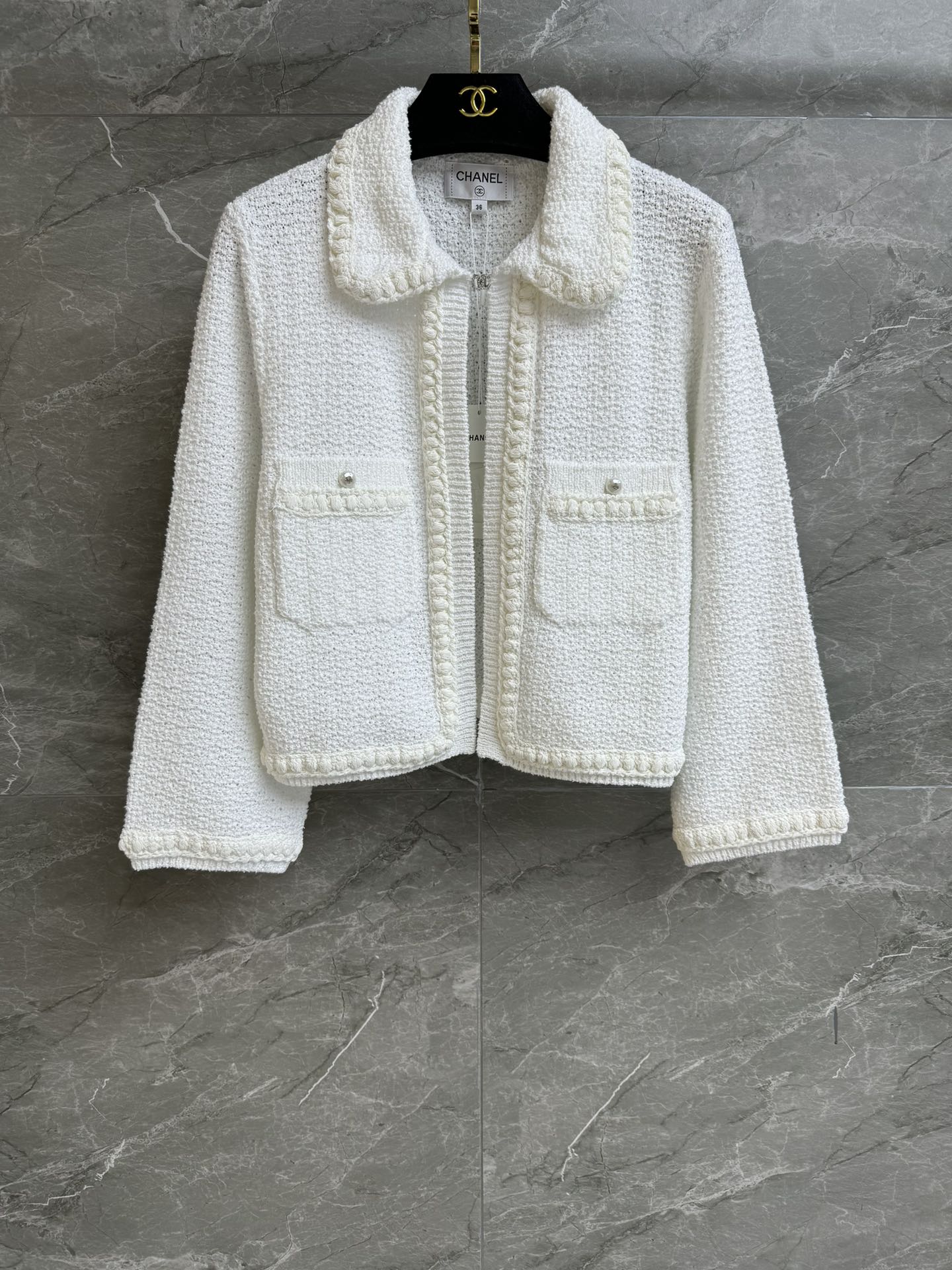 NO:319879,High-version shipped Xiangjia pearl doll collar cardigan 2025 spring and summer preview series Lapel doll collar design Pearl logo diamond buckle embellishment Pink blue color matching age-reducing fashionable and fashionable Definite dyeing pair yarn Soft and comfortable and textured Short style Top body looks slim and temperament Full trademarks Equipped with cloth bag Size SML, Chanel, alexander wang19860909高版本出货啦 香家珍珠娃娃领开衫 2025春夏预告系列 翻领娃娃领设计 珍珠logo钻扣点缀 粉蓝配色减龄时髦洋气 定织定染对版纱线 柔软舒适有质感 短款版型 上身显瘦又气质 商标齐全 配有布袋 尺码SML,,chanel,alexander wang,Women's clothing