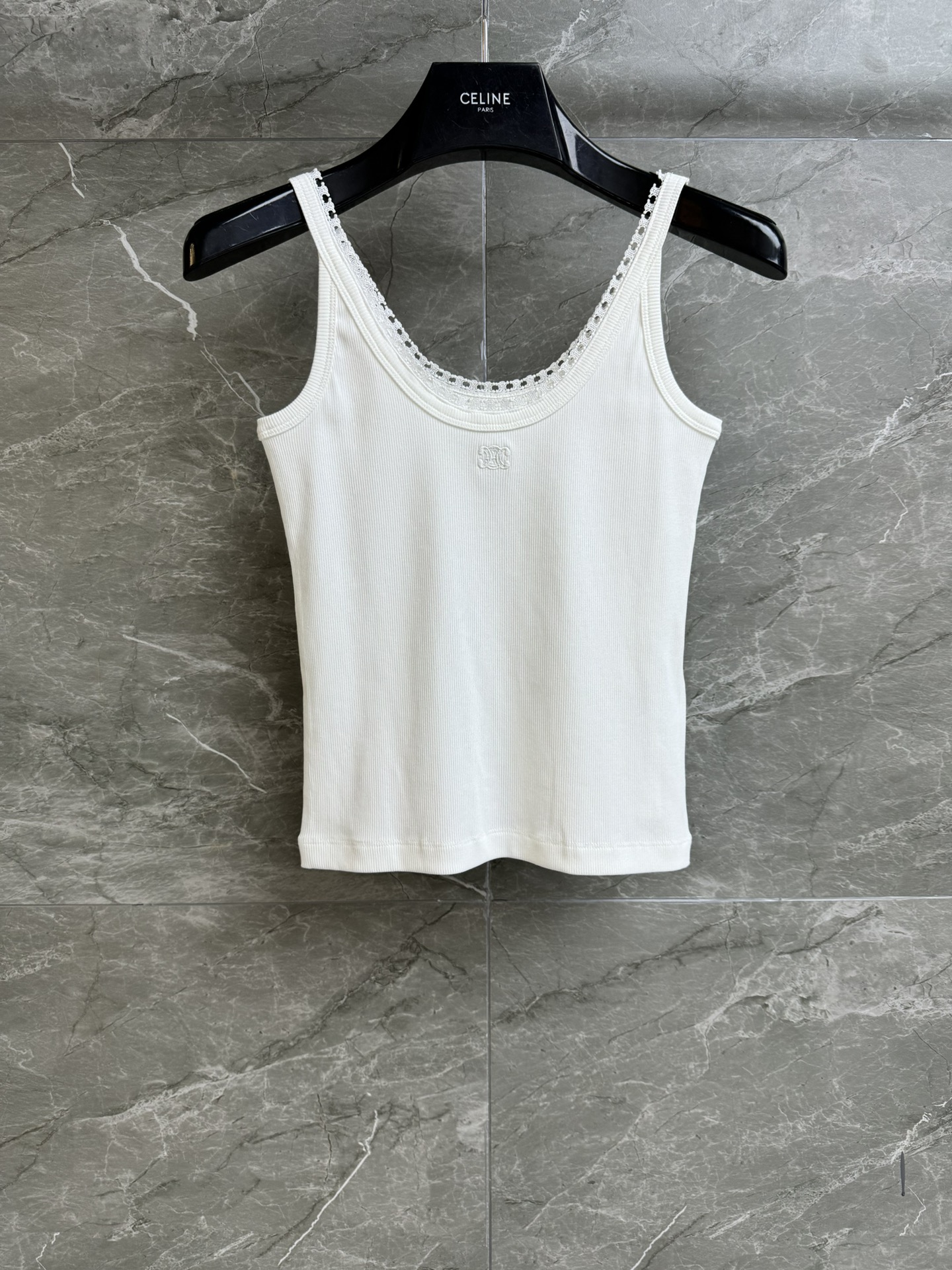 NO:320070,New spring and summer models are available. CL lace suspender vest. 2025 spring and summer series. Arc de Triomphe lace splicing design. Embroidery embroidery on the chest. Sweet and age-reducing advanced cotton silk-blend fabric. Soft and comfortable and breathable. Elastic slim fit. The upper body looks slim and versatile. Full trademark. Size SML, real silk, alexander wang.19860909春夏新款上新啦 CL花边吊带背心 2025春夏系列 凯旋门花边拼接设计 胸前字母logo刺绣点缀 甜美减龄高级 棉质真丝混纺面料 柔软舒适透气 弹力修身版型 上身显瘦又百搭 商标齐全 尺码SML,,real silk,alexander wang,Women's clothing