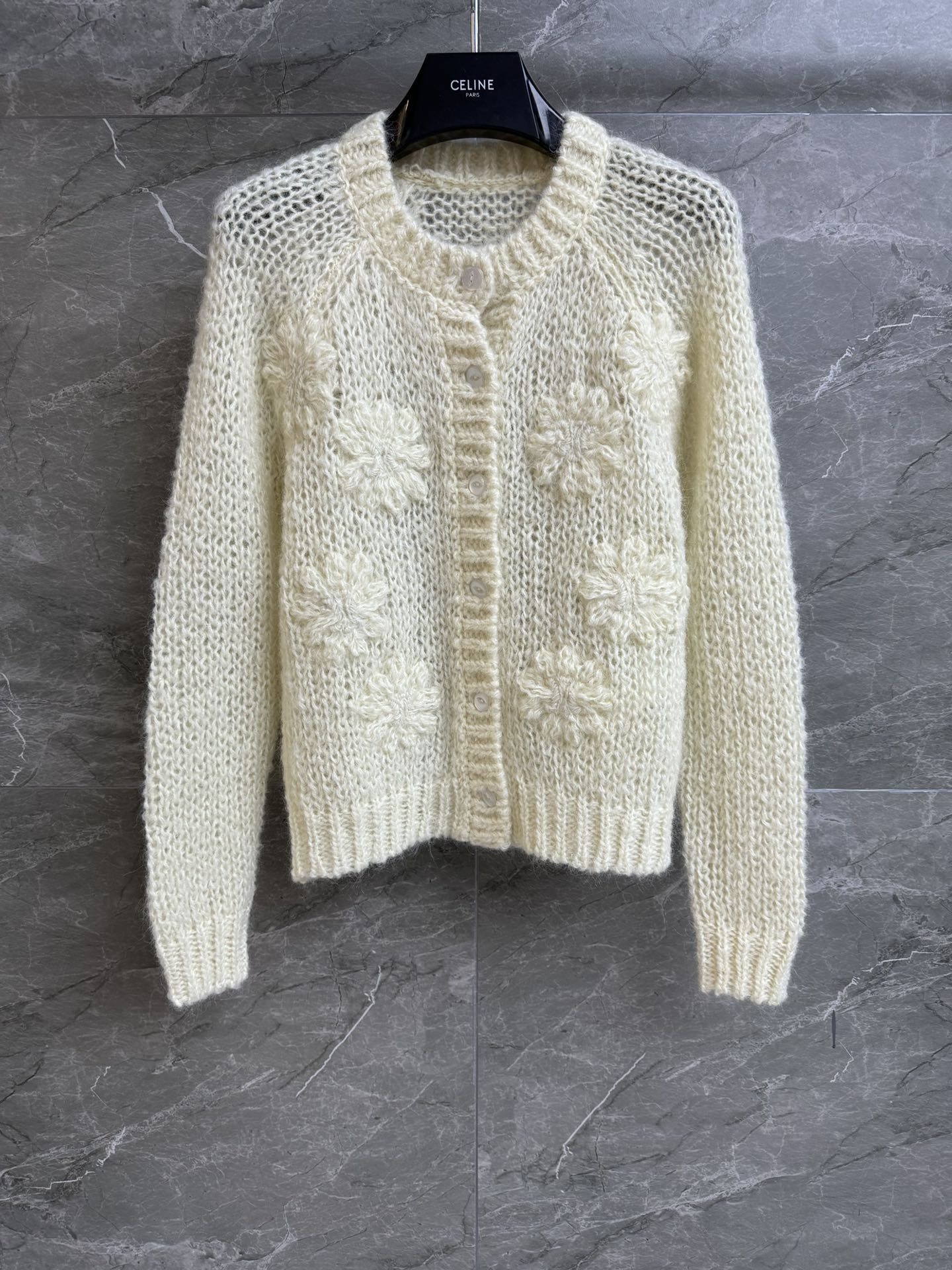 NO:319873,New spring and summer models are available. CL flower hollow cardigan 2025 spring and summer series. Round neck single-breasted design. Arc de Triomphe logo flower pattern. Exquisite and gentle age-reducing. Mohaiwool wool blend fabric. Soft and comfortable. Normal style. Slim and temperament on the upper body. Full trademark. Size SML,,alexander wang.19860909春夏新款上新啦 CL花朵镂空开衫 2025春夏系列 圆领单排扣设计 凯旋门logo花朵图案 精致温柔减龄 马海毛羊毛混纺面料 柔软舒适 正常版型 上身显瘦又气质 商标齐全 尺码SML,,alexander wang,Women's clothing