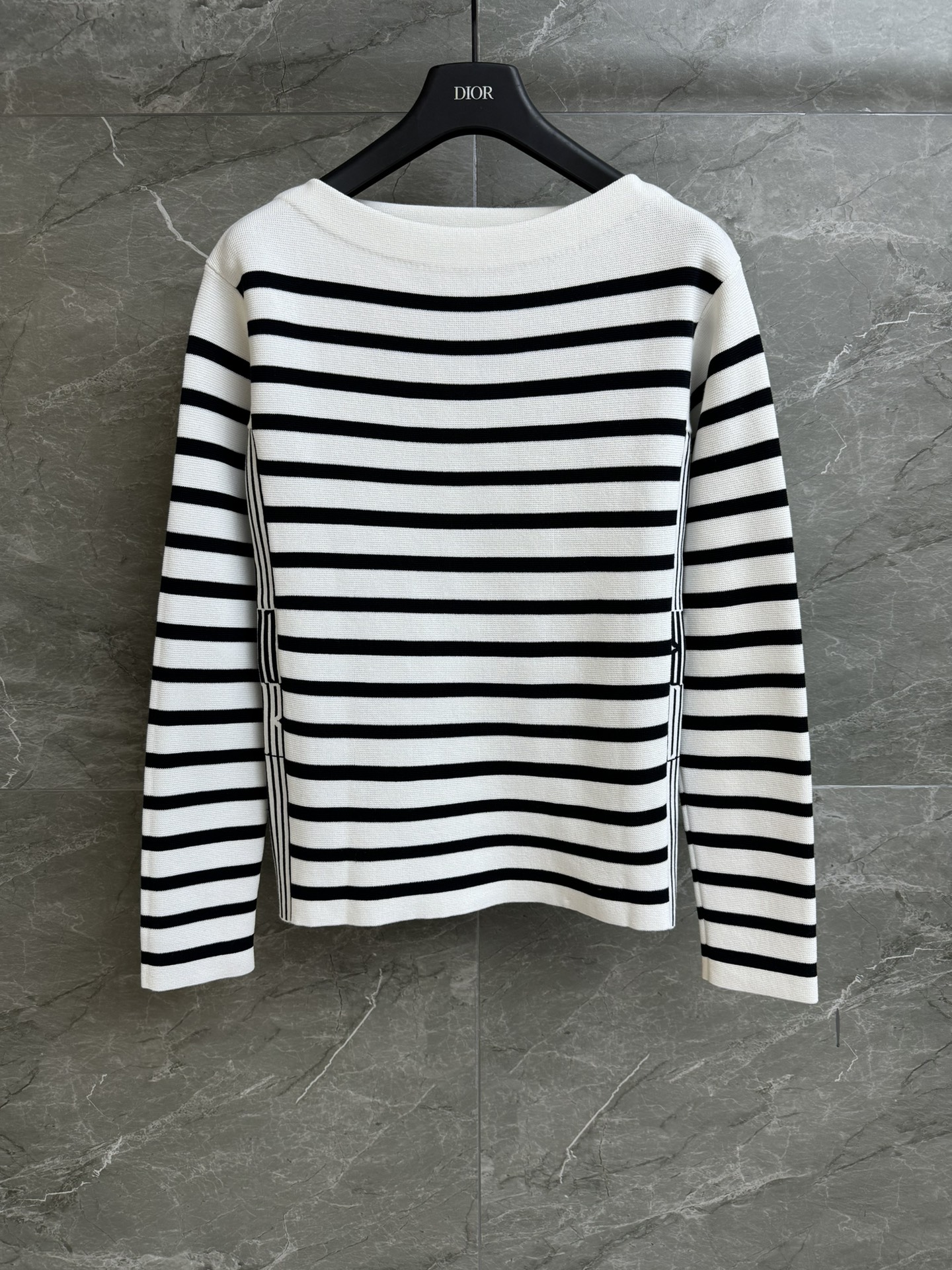 NO:319890,New spring and summer models are available. D home black and white striped sweater 2025 spring and summer series. One-length collar design. Side logo webbing. Black and white striped color matching. Simple and high-end. Cotton knitted fabric. Slim fit. Upper body looks slim and temperament. Full trademark size SML, dior, alexander wang.19860909春夏新款上新啦 D家黑白条纹针织衫 2025春夏系列 一字领设计 侧边logo织带拼接 黑白条纹配色 简约高级 棉质针织面料 修身版型 上身显瘦又气质 商标齐全 尺码SML,,dior,alexander wang,Women's clothing