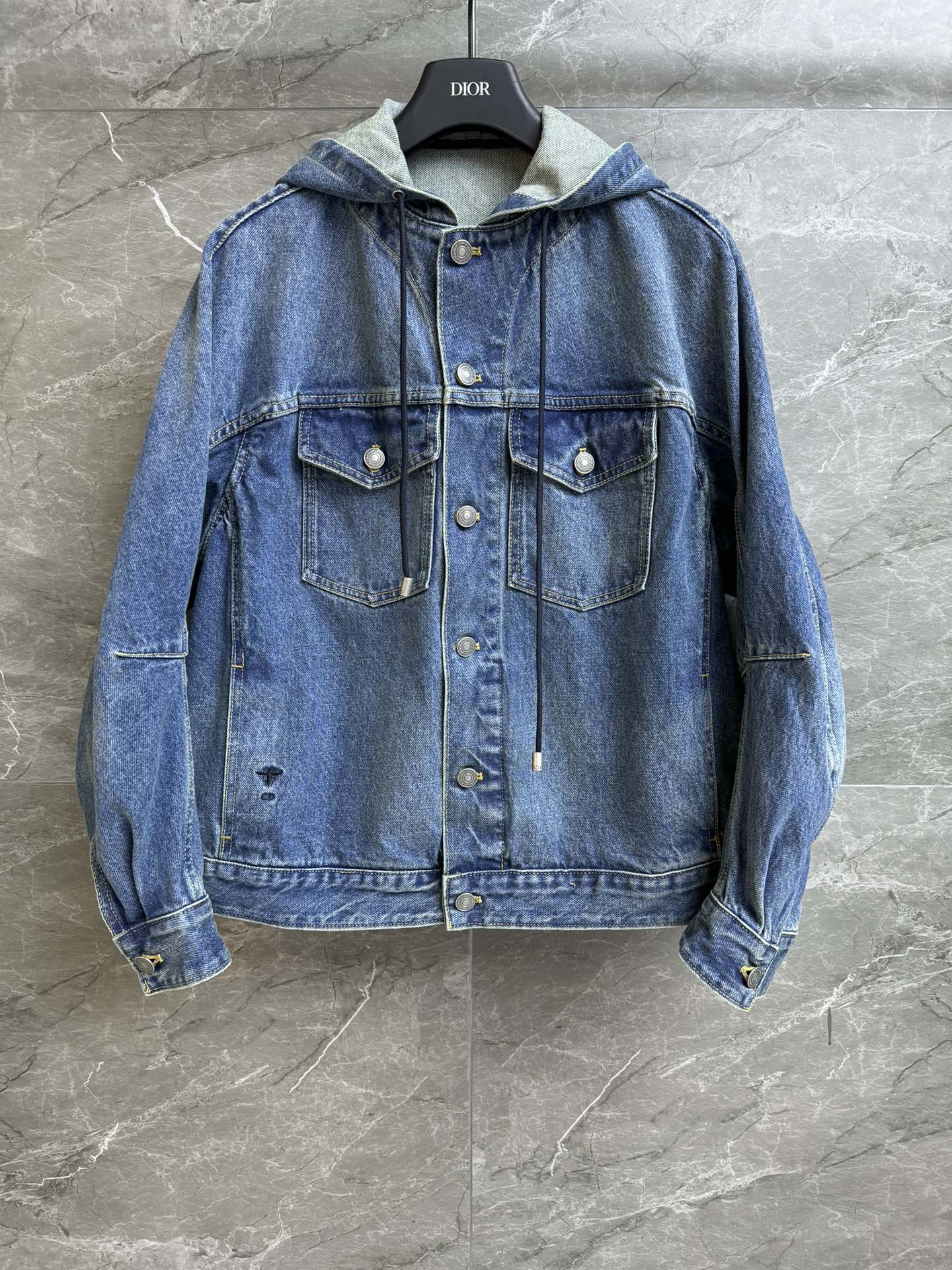 NO:319884,New spring and summer models are available. D home hooded denim jacket 2025 spring and summer series. Hooded shoulder-falling design. Hem CD bee embroidery embroidery. Casual and fashionable. Retro washing denim fabric. Comfortable and stylish. Loose style. The upper body looks slim and versatile. Full trademark. Size SML,,dior, jackets & coats,hats,alexander wang.19860909春夏新款上新啦 D家连帽牛仔外套 2025春夏系列 连帽落肩设计 下摆CD蜜蜂刺绣点缀 休闲时髦 复古水洗牛仔面料 质感舒适挺阔有型 宽松版型 上身显瘦又百搭 商标齐全 尺码SML,,dior,jackets & coats,hats,alexander wang,Women's clothing