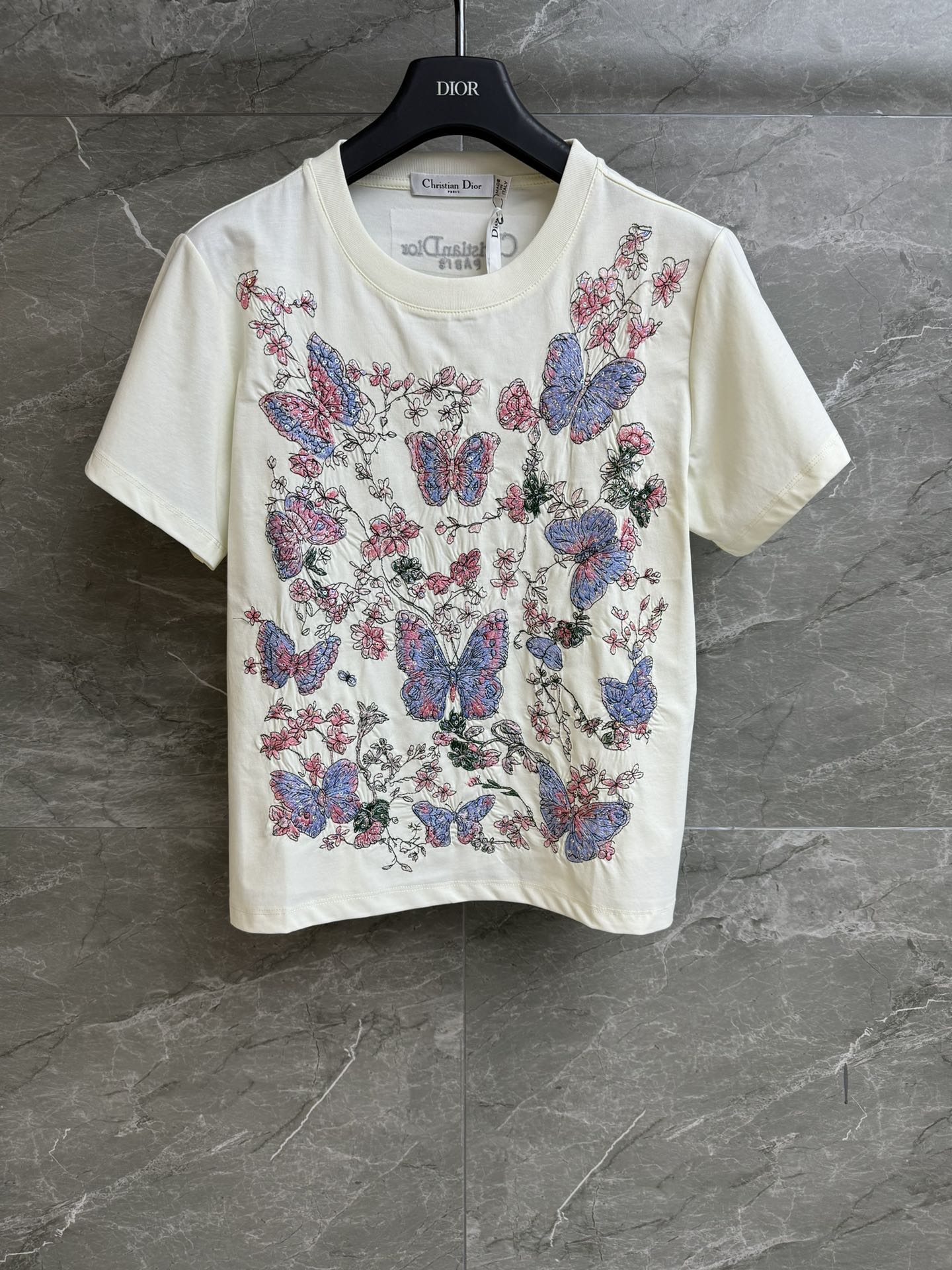 NO:319881,New spring and summer models are shipped. D home butterfly embroidered T-shirt 2025 spring and summer series. Round neckline design. Precision three-dimensional butterfly flower embroidery pattern. Sequins embellish them. dazzling. Customized cotton fabric. Comfortable and breathable. Normal style. Slim and temperament on the upper body. Full trademark. Size SML,,dior,tees, t-shirt,alexander wang.19860909春夏新款出货啦 D家蝴蝶刺绣T恤 2025春夏系列 圆领领口设计 精密立体的蝴蝶花卉刺绣图案 亮片点缀其中 耀眼夺目 定制纯棉面料 舒适透气 正常版型 上身显瘦又气质 商标齐全 尺码SML,,dior,tees，t-shirt,alexander wang,Women's clothing