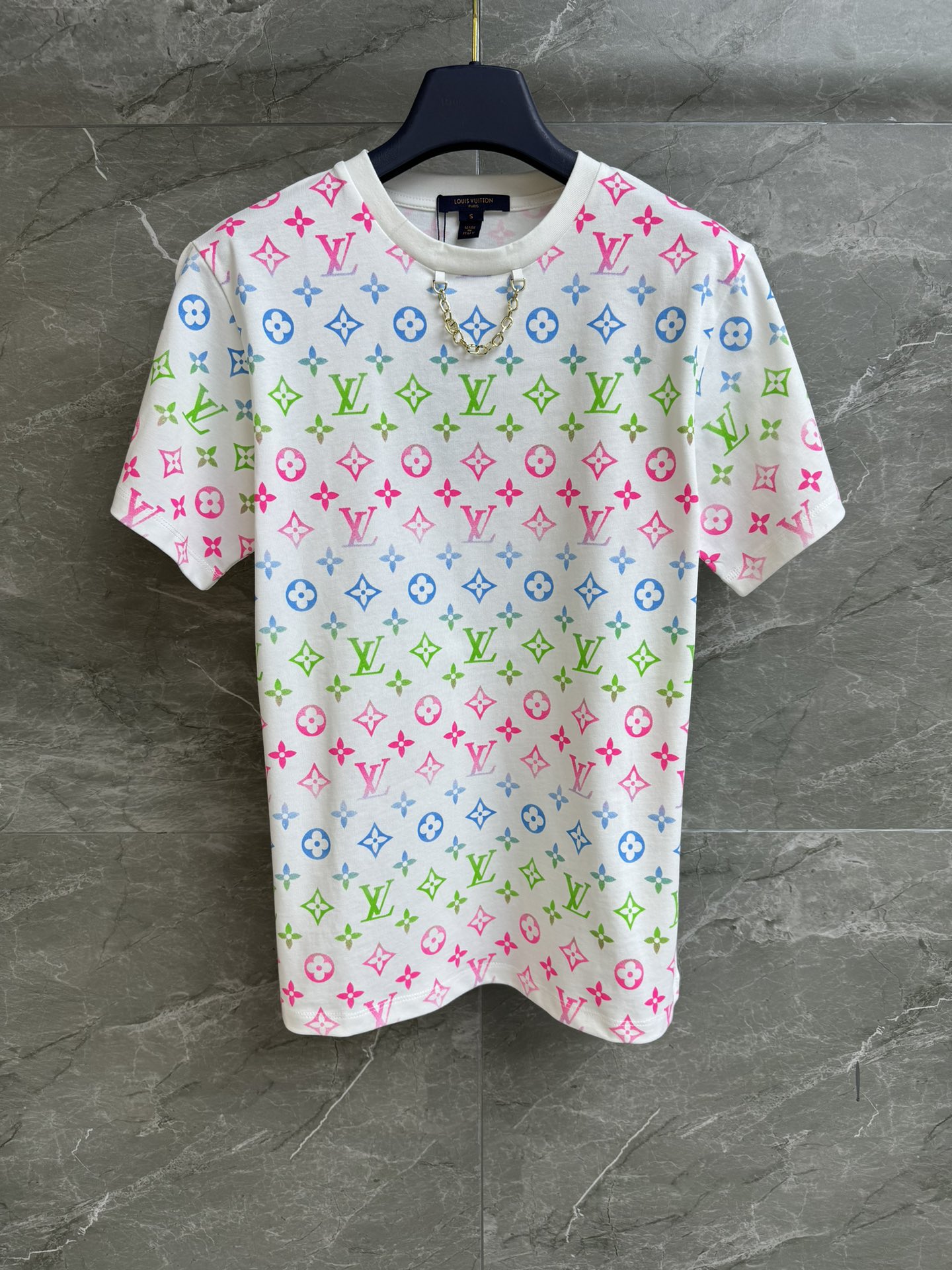 NO:319878,New spring and summer models are shipped. L's multi-color logo printed T-shirt 2025 spring and summer series. Round neckline and chain decoration embellished. Various color logo printed. Fashionable and high-end imported pure cotton material. Comfortable and skin-friendly. Loose style. Slim and temperament. Full size SML,,louis vuitton,tees, t-shirt,alexander wang19860909春夏新款出货啦 L家多色logo印花T恤 2025春夏系列 圆领领口 饰以链条装饰点缀 多种彩色logo印花 时髦高级 进口纯棉材质 舒适亲肤 宽松版型 上身显瘦又气质 商齐全 尺码SML,,louis vuitton,tees，t-shirt,alexander wang,Women's clothing