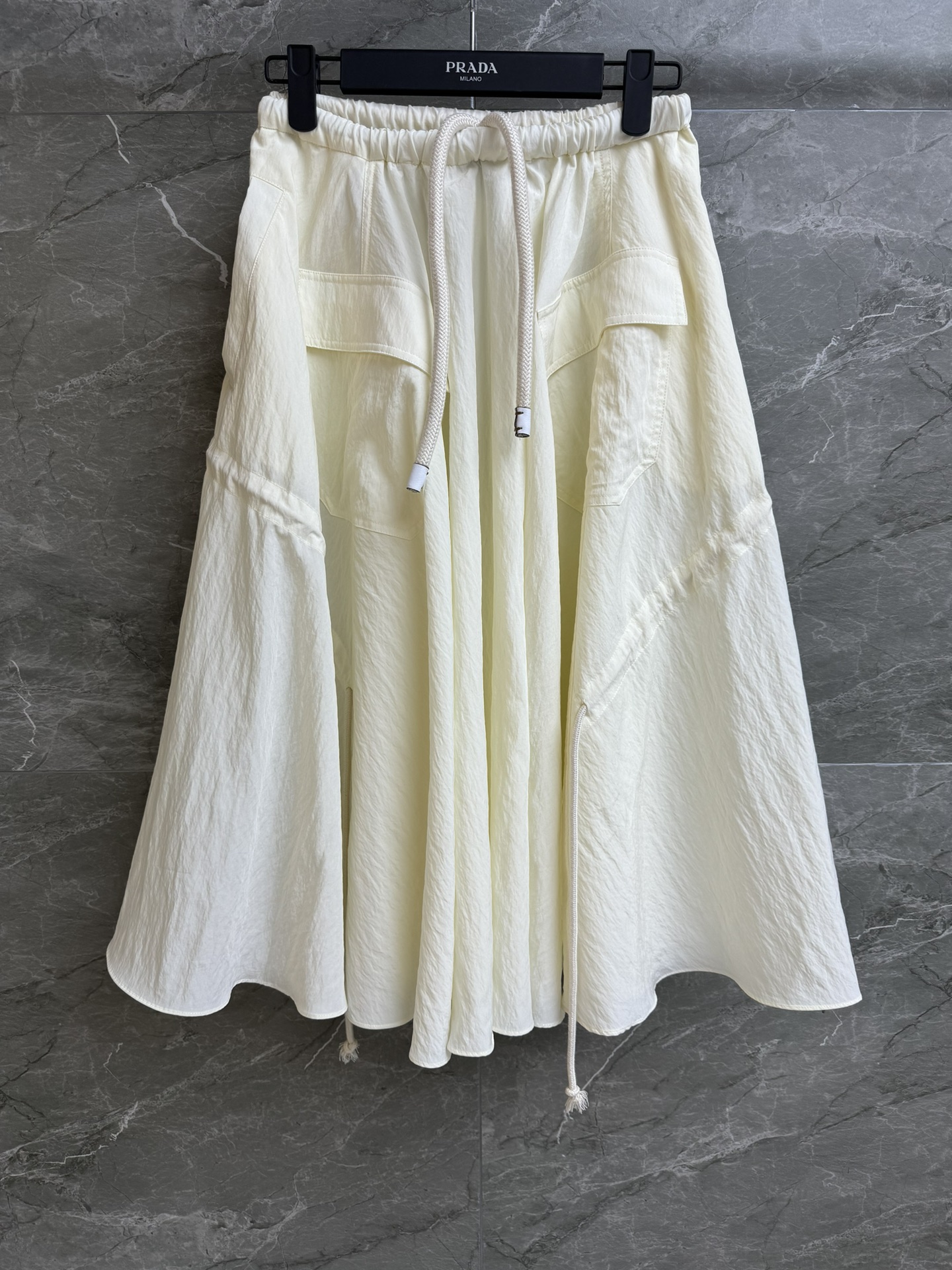 NO:319872,New spring and summer models are available. P home beige skirt 2025 early spring series. Elastic elastic waist drawstring design. Large pocket decoration embellishment of work clothes. Fashionable and personalized. Customized technology cocoon silk fabric. Light and breathable. High waist large skirt style. Slim and temperament on the upper body. Size SML, skirts, alexander wang19860909春夏新款上新啦 P家米白色半身裙 2025早春系列 松紧弹力腰头 抽绳设计 工装大口袋装饰点缀 时髦个性 定制科技茧绸面料 轻薄透气 高腰大摆半裙版型 上身显瘦又气质 尺码SML,,skirts,alexander wang,Women's clothing