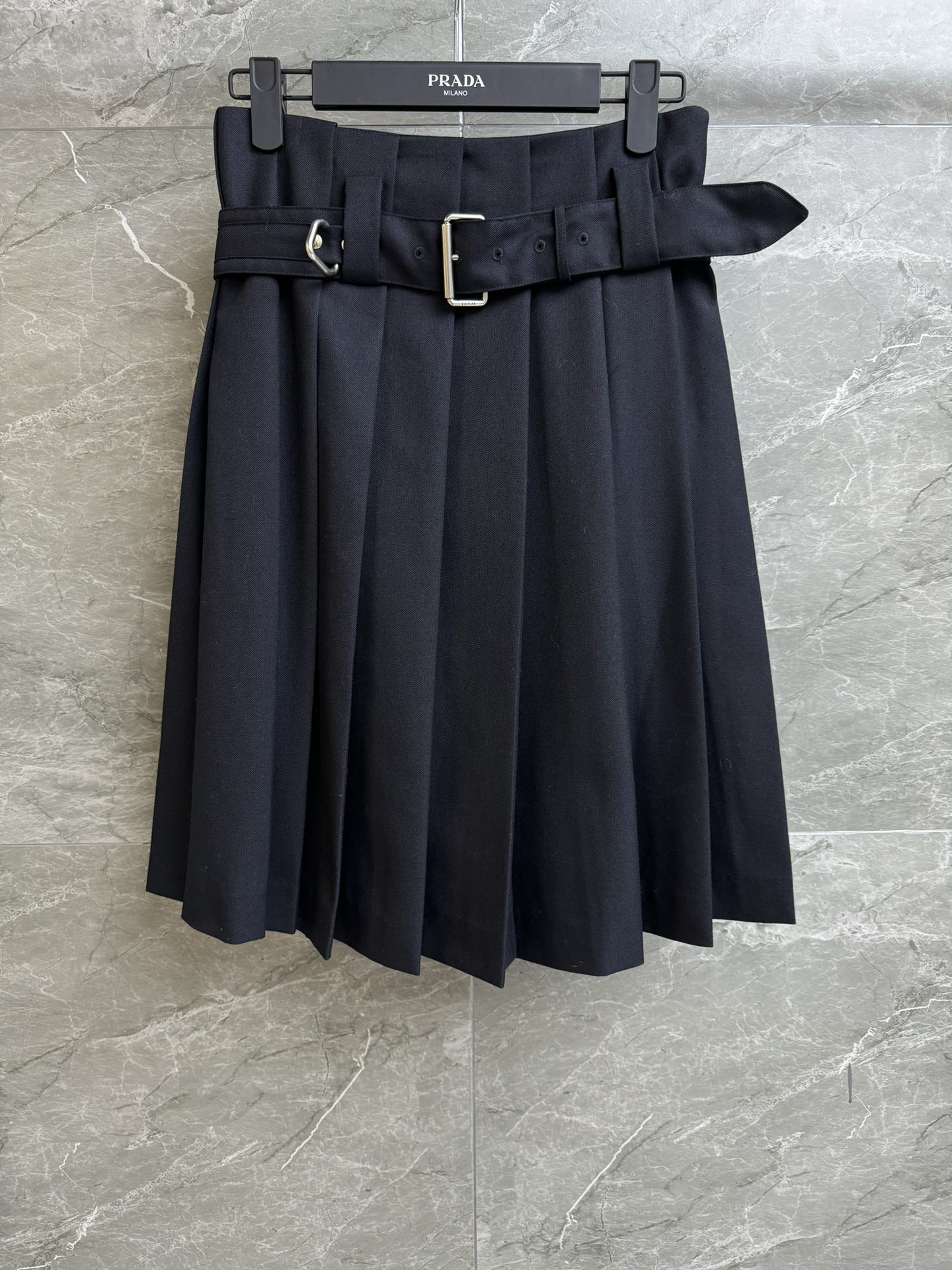 NO:319866,New spring and summer models are available. P-home pleated skirt. Spring and summer 2025 series. Side zipper design. Metal ring belt decoration. Fashionable personality. High-waist pleated skirt style. Retro college style. Full of high-end sense. Custom silk material. Comfortable and textured. Full trademark. Size SML,, skirts, alexander wang.19860909春夏新款上新啦 P家束腰带百褶半裙 2025春夏系列 侧边拉链设计 金属环腰带装饰 时髦个性 高腰百褶裙版型 文艺复古学院风 高级感满满 定制丝毛材质 舒适有质感 商标齐全 尺码SML,,skirts,alexander wang,Women's clothing