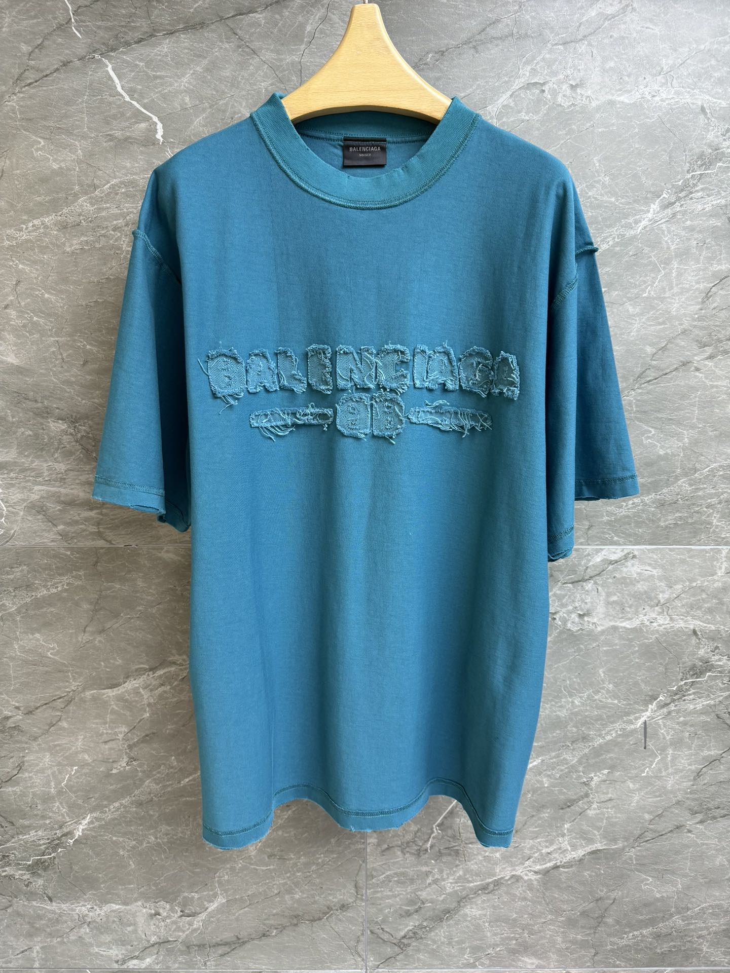 NO:319863,New models in early spring are shipped. Balenciaga patch embroidered T-shirt. Spring and summer series. Backstitching and threading design. Retro wash and old holes. Pattern embroidery logo. Fashionable and personalized. Customized cotton fabric. Comfortable and skin-friendly. Loose style. Slim and versatile. Size SML,,balenciaga,tees, t-shirt,alexander wang.19860909早春新款出货啦 巴黎世家贴布刺绣T恤 2025春夏系列 反缝走线设计 复古洗水做旧破洞 贴布刺绣logo 时髦个性 定制纯棉面料 舒适亲肤 宽松版型 上身显瘦又百搭 尺码SML,,balenciaga,tees，t-shirt,alexander wang,Women's clothing