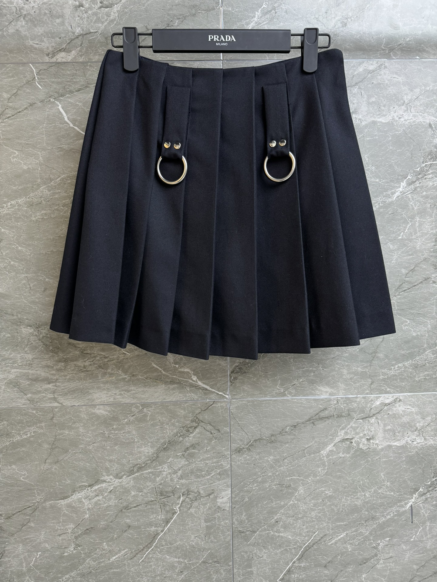 NO:319859,New spring and summer models are available. P home metal ring pleated skirt. 2025 spring and summer series. Side zipper design. Waist metal ring decoration. Fashionable and personalized. Full of high-end sense. Customized silk wool material. Comfortable and textured. High-waist pleated skirt style. The upper body looks slim and versatile. Full trademark. Size SML, skirts, alexander wang.19860909春夏新款上新啦 P家金属环百褶短裙 2025春夏系列 侧边拉链设计 腰间金属环装饰 时髦个性 高级感满满 定制丝毛材质 舒适有质感 高腰百褶短裙版型 上身显瘦又百搭 商标齐全 尺码SML,,skirts,alexander wang,Women's clothing