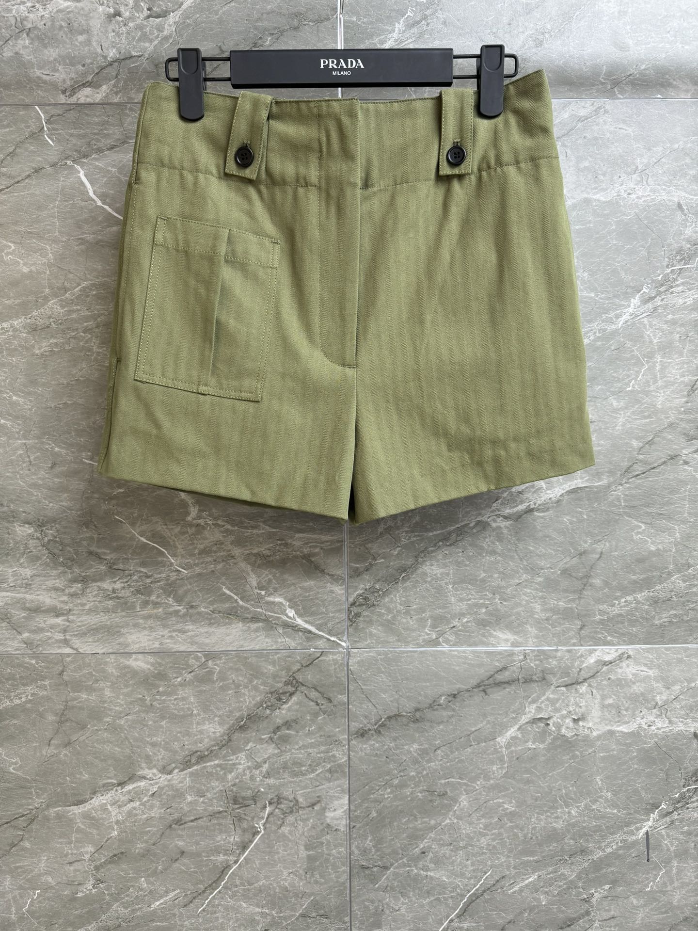 NO:319855,New spring and summer models are available. P family army green work shorts. 2025 spring and summer series. Inner drawstrings. Design. Work pocket logo embellishment. Military green color matching. Casual and simple. Custom fabric. Clever and stylish. Straight shorts. Slim and versatile. Full trademark. Size SML, shorts, alexander wang.19860909春夏新款上新啦 P家军绿工装短裤 2025春夏系列 内抽绳绑带设计 工装口袋徽标点缀 军绿配色休闲简约 定制面料 挺括有型 直筒短裤版型 上身显瘦又百搭 商标齐全 尺码SML,,shorts,alexander wang,Women's clothing