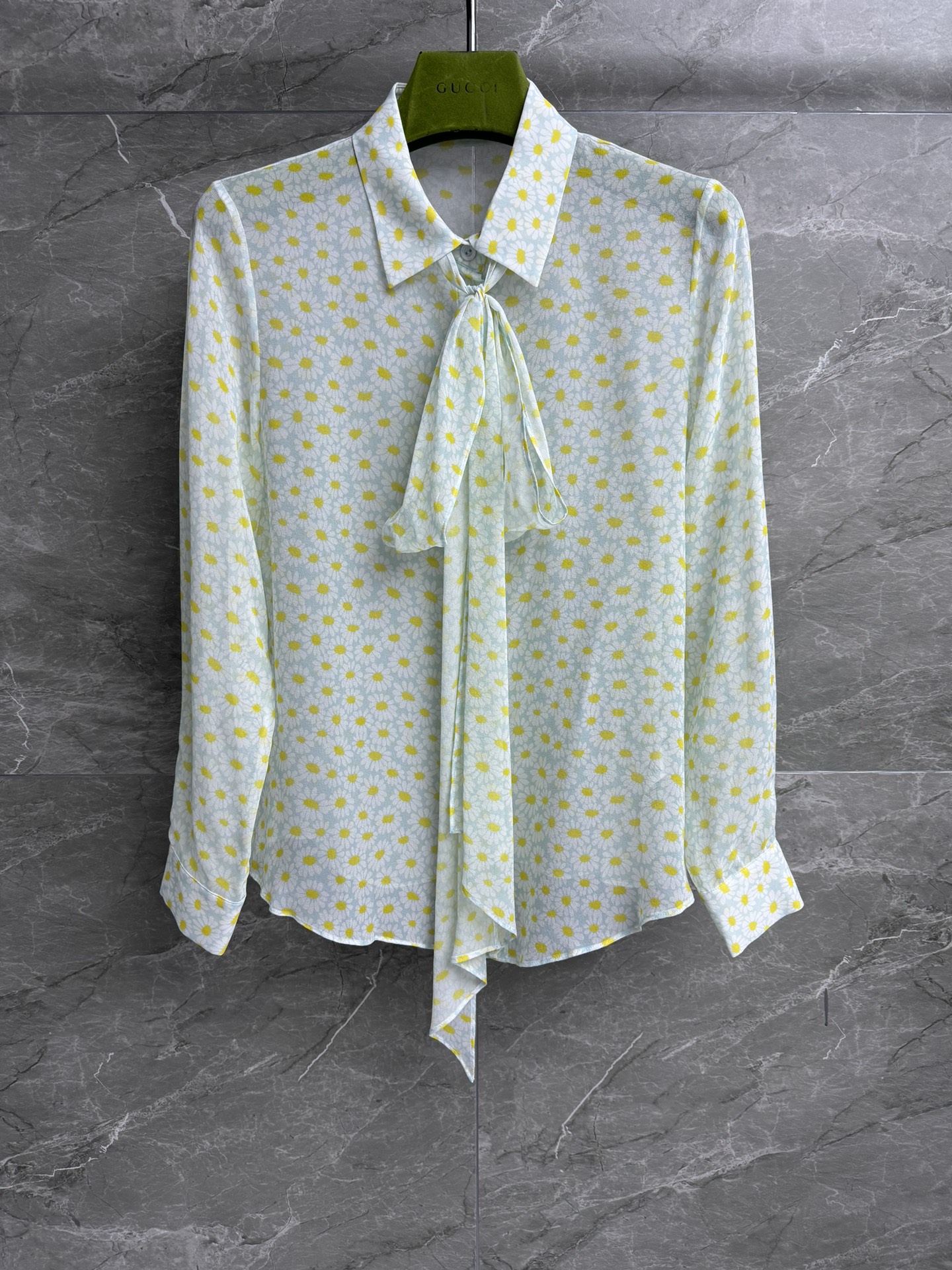 NO:320067,New spring and summer models are available!  G Home Little Daisy Silk Shirt 2025 Spring and Summer Series Temperament Lapel Collar Bow Ribbon Design Small Daisy Print Pattern Fresh and Age-reducing High-end Customized Silk Fabric Light and Comfort Normal Style Slim and Temperament Full Trademark Size SML, Gucci, Shirts, Real Silk, Alexander Wang19860909春夏新款上新啦！ G家小雏菊真丝衬衫 2025春夏系列 气质翻领领口 蝴蝶结飘带设计 小雏菊印花图案 清新减龄高级 定制真丝面料 轻薄舒适 正常版型 上身显瘦又气质 商标齐全 尺码SML,,gucci,shirts,real silk,alexander wang,Women's clothing