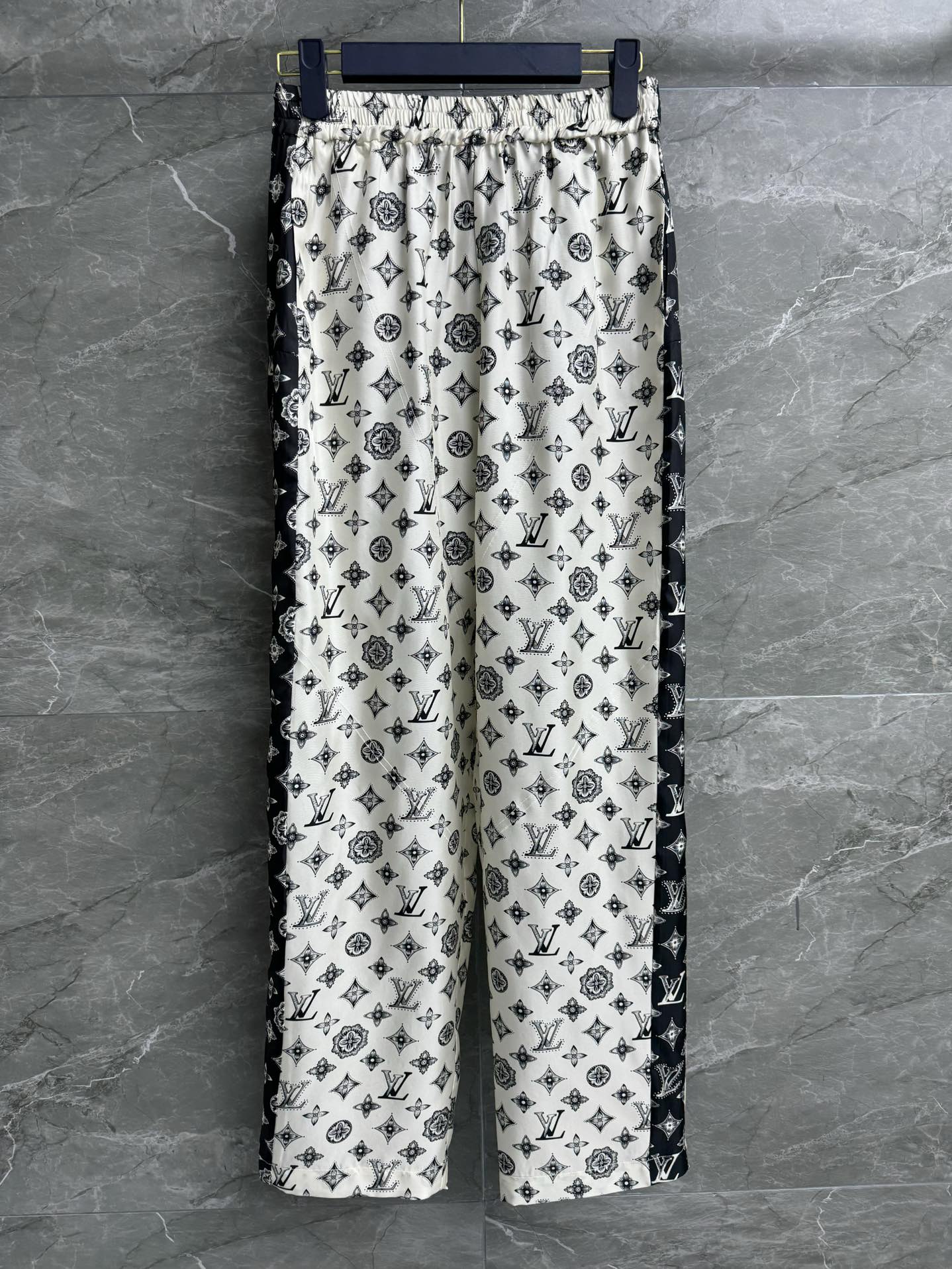 NO:320061,New early spring style is available. L family presbyterian silk trousers. 2025 early spring series. Elastic elastic waist. Black and white splicing design. Classic presbyterian printed patterns. Retro and high-end. Twill heavy silk fabric. Skin-friendly and comfortable. Super texture. Straight loose fit. Slim and versatile. Full trademark. Size SML,,louis vuitton, real silk,alexander wang.19860909早春新款上新啦 L家老花真丝长裤 2025早春系列 松紧弹力腰头 黑白拼接设计 经典老花印花图案 复古又高级 斜纹绸重磅真丝面料 亲肤舒适 超有质感 直筒宽松版型 上身显瘦又百搭 商标齐全 尺码SML,,louis vuitton,real silk,alexander wang,Women's clothing