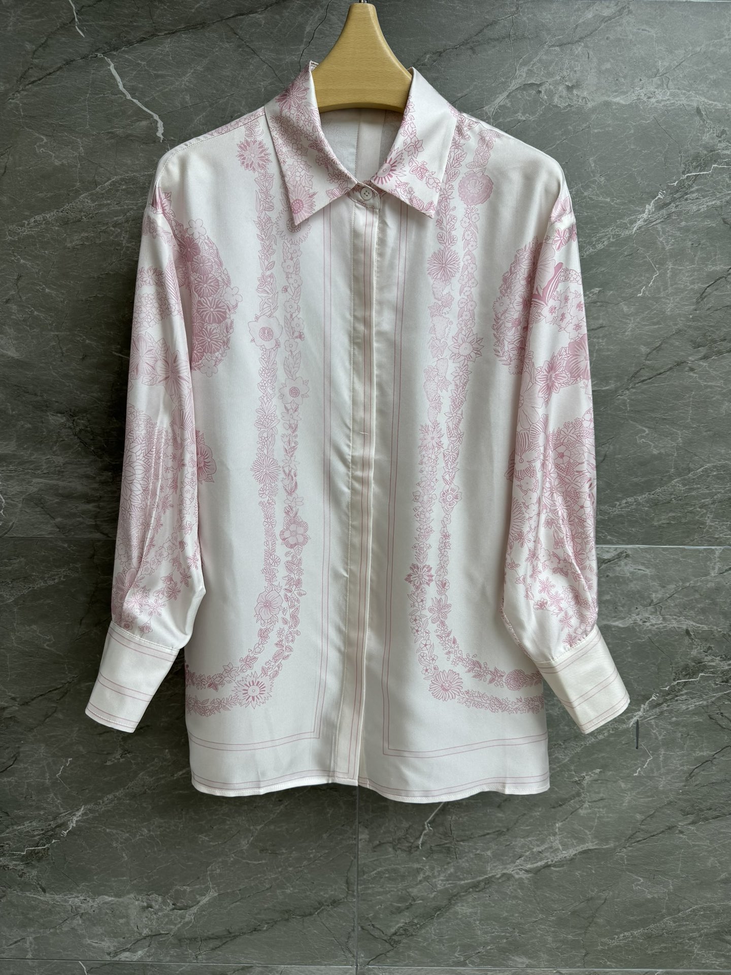 NO:329741,New spring and summer models are available. H home pink printed silk shirt. 2025 spring and summer series. Lapel neckline design. It uses Brides Gala en Fleurs printed pattern. Pink and white color matching. Gentle and high-end customized twill silk fabric. Skin-friendly and comfortable. Super texture. Loose style. Slim and temperament on the upper body. Full trademark. Size SML, real silk, alexander wang.19860909春夏新款上新啦 H家粉色印花真丝衬衣 2025春夏系列 翻领领口设计 采用Brides Gala en Fleurs印花图案 粉白配色温柔高级 定制斜纹真丝面料 亲肤舒适 超有质感 宽松版型 上身显瘦又气质 商标齐全 尺码SML,,real silk,alexander wang,Women's clothing